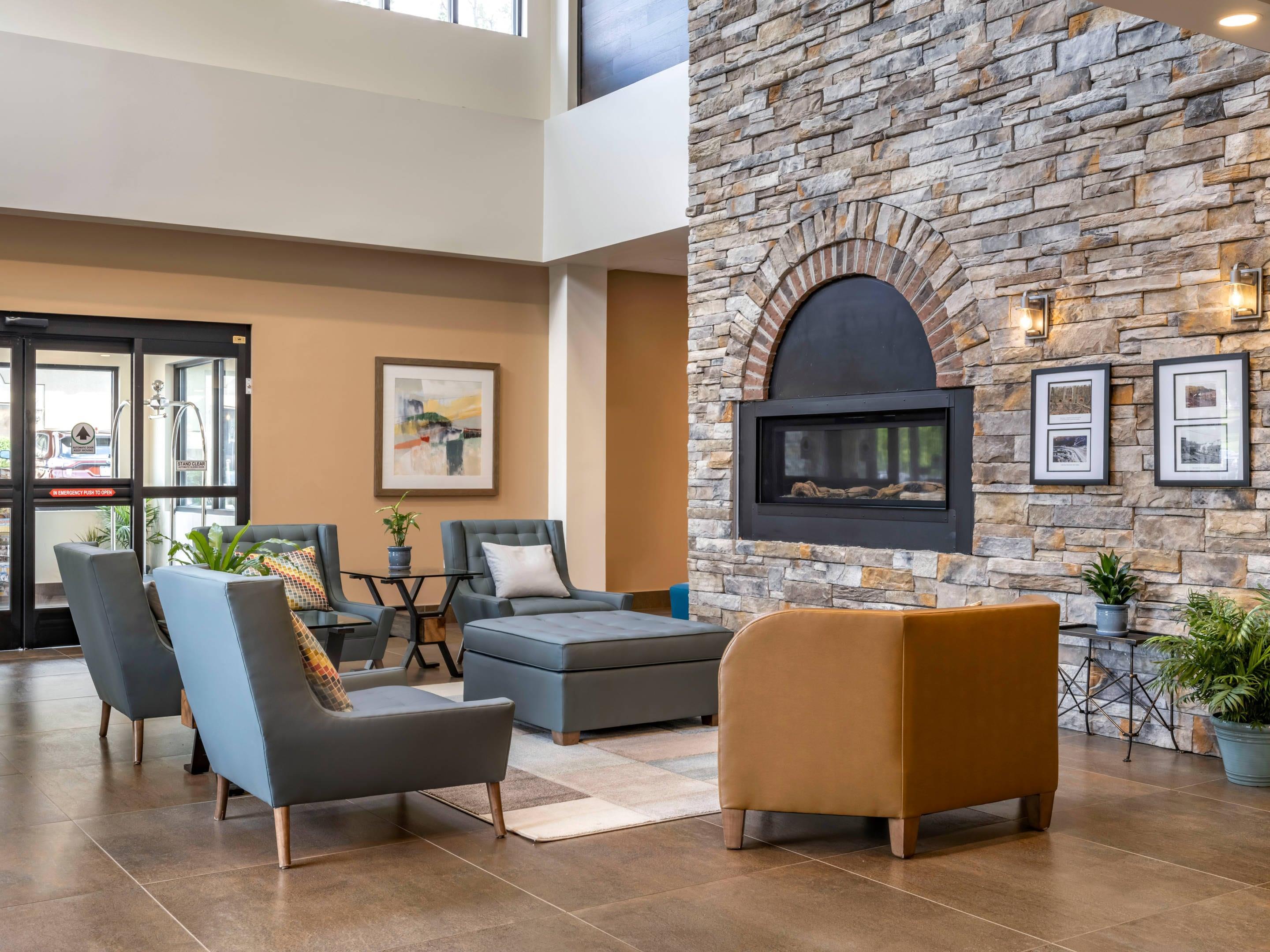 Lobby with sitting area | The Cranberry, Ascend Hotel Collection