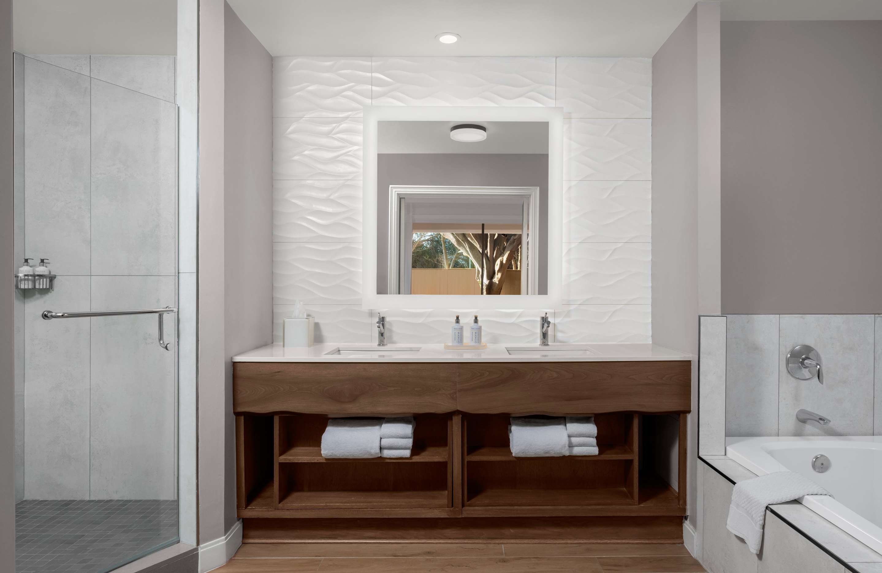 Windansea Suite Bathroom