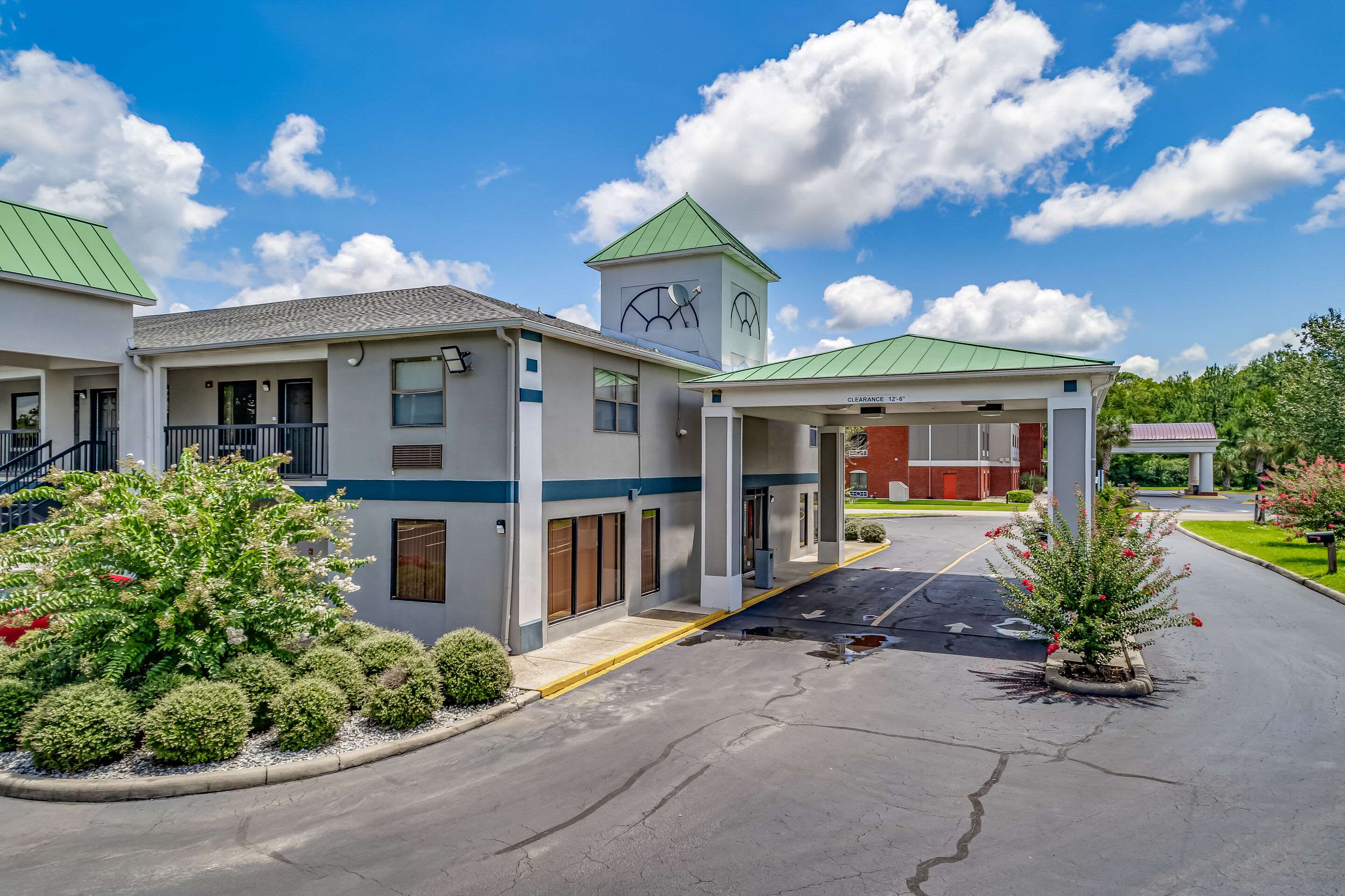 Hotel entrance | Quality Inn Quincy - Tallahassee West