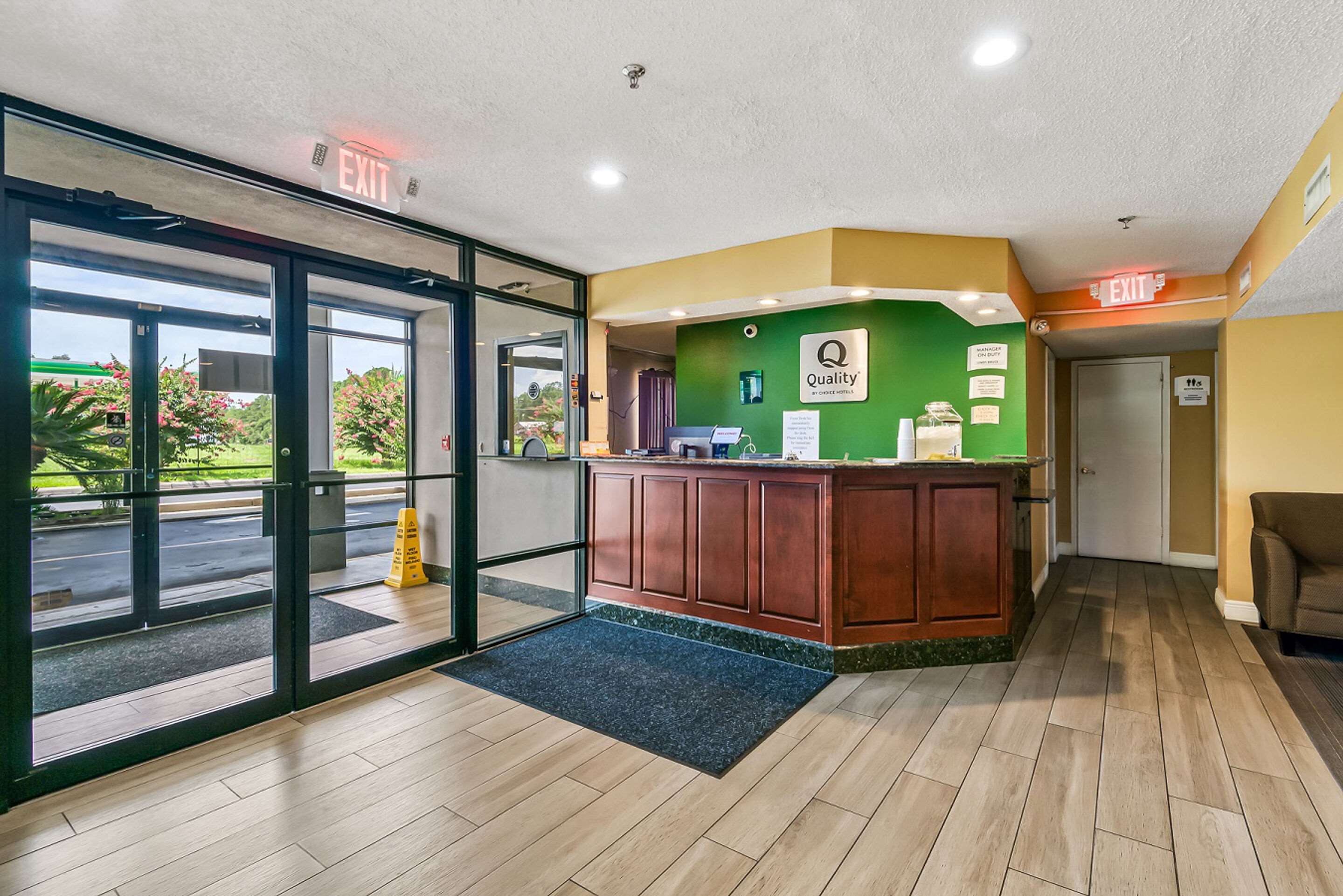 Hotel lobby | Quality Inn Quincy - Tallahassee West