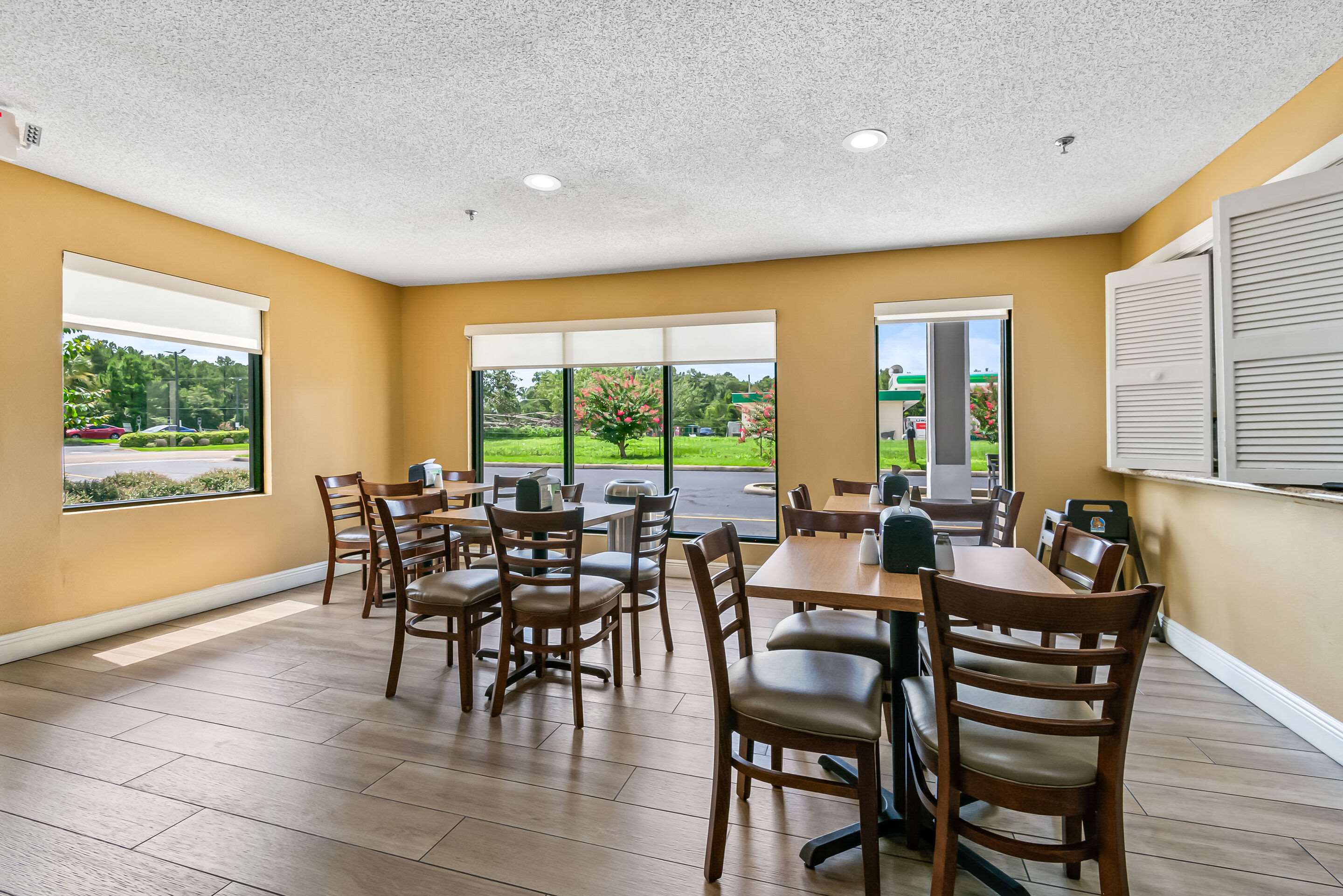Enjoy breakfast in this seating area | Quality Inn Quincy - Tallahassee West