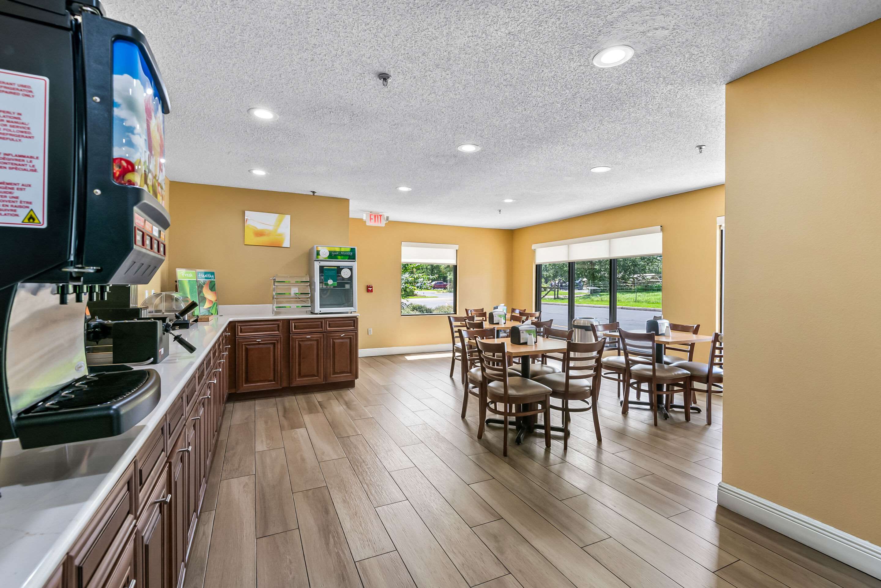 Enjoy breakfast in this seating area | Quality Inn Quincy - Tallahassee West