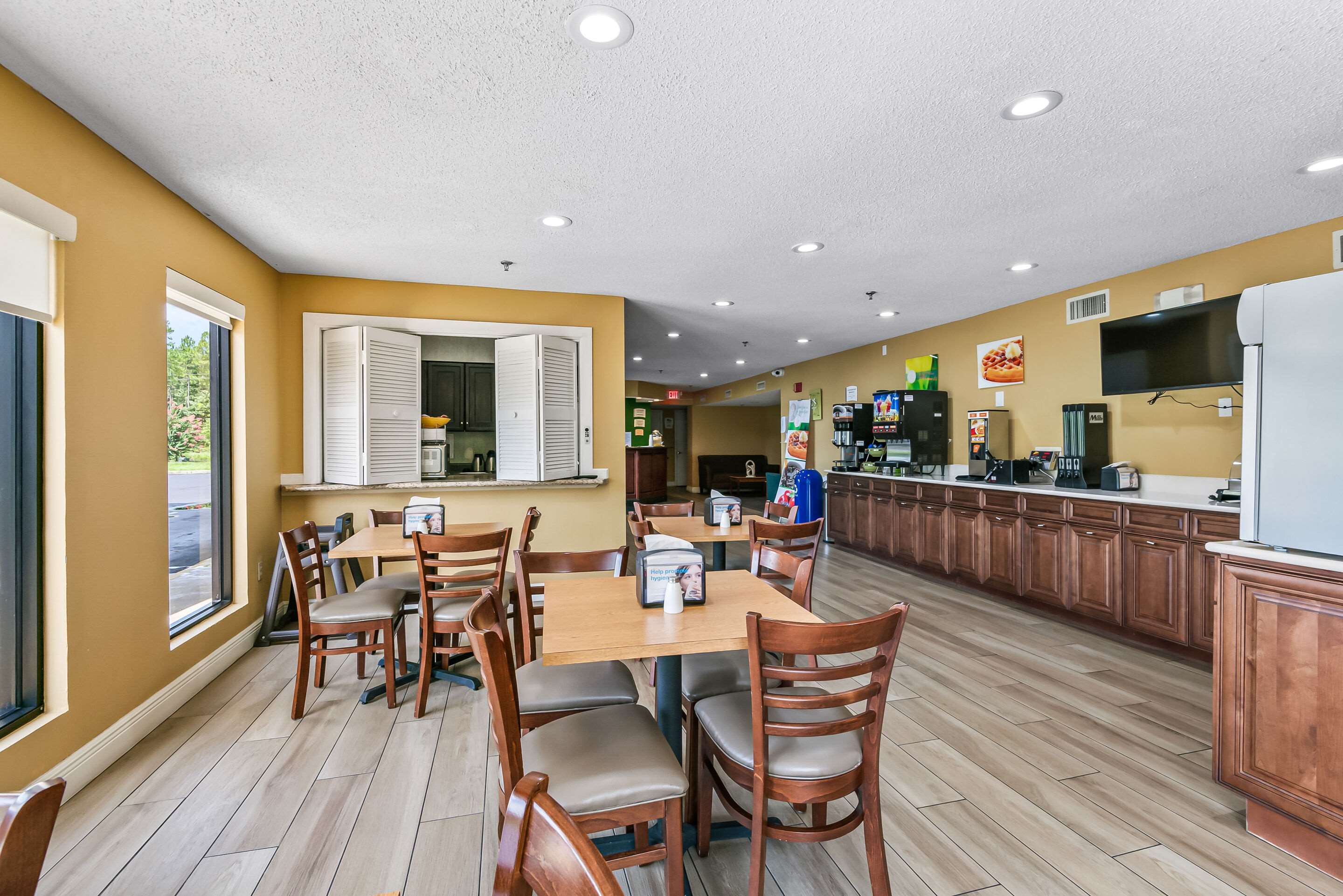 Enjoy breakfast in this seating area | Quality Inn Quincy - Tallahassee West