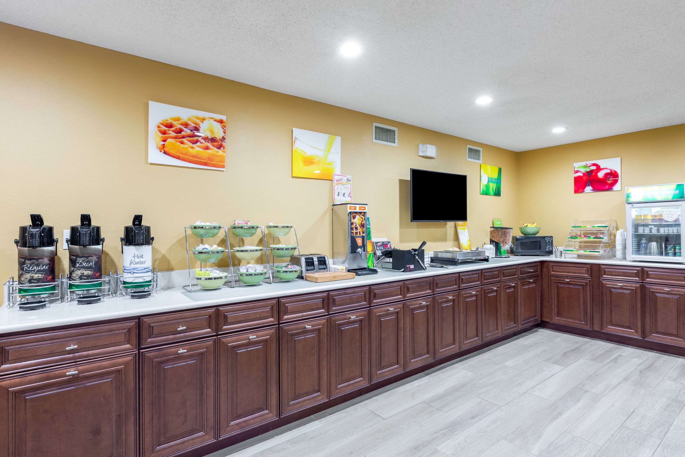 Breakfast counter | Quality Inn Quincy - Tallahassee West