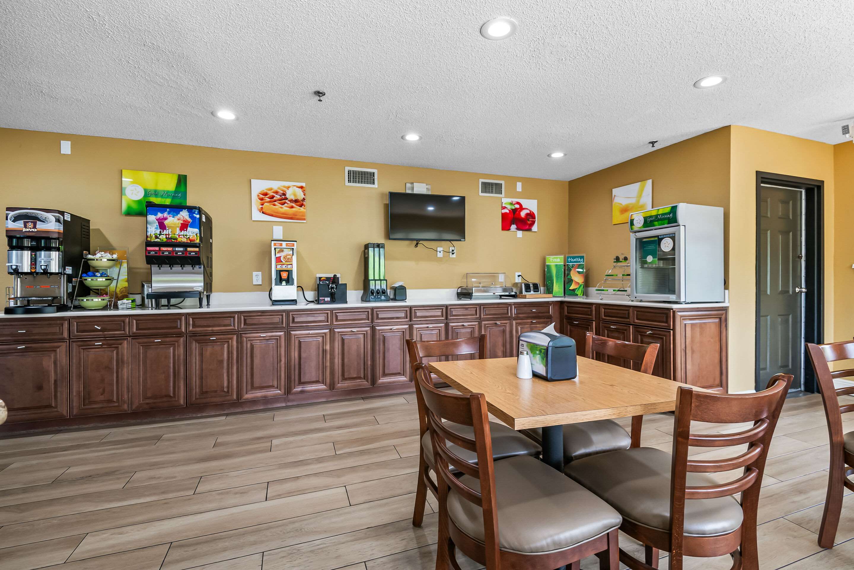 Enjoy breakfast in this seating area | Quality Inn Quincy - Tallahassee West