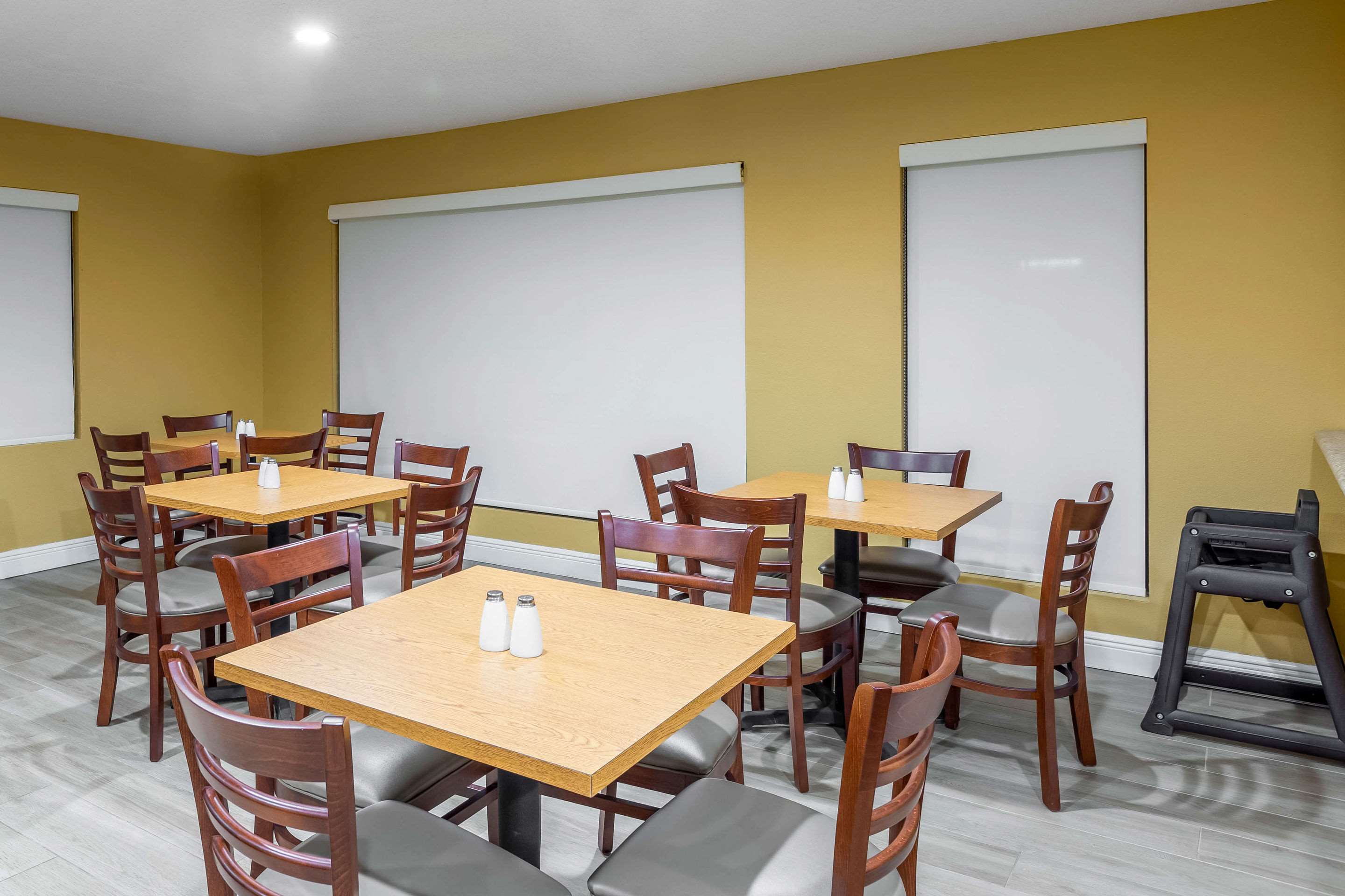 Breakfast area | Quality Inn Quincy - Tallahassee West