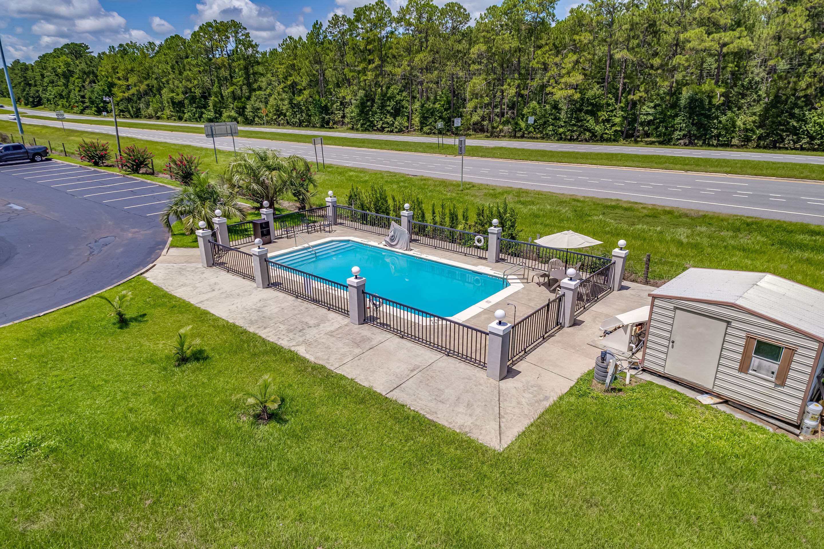 Outdoor pool | Quality Inn Quincy - Tallahassee West