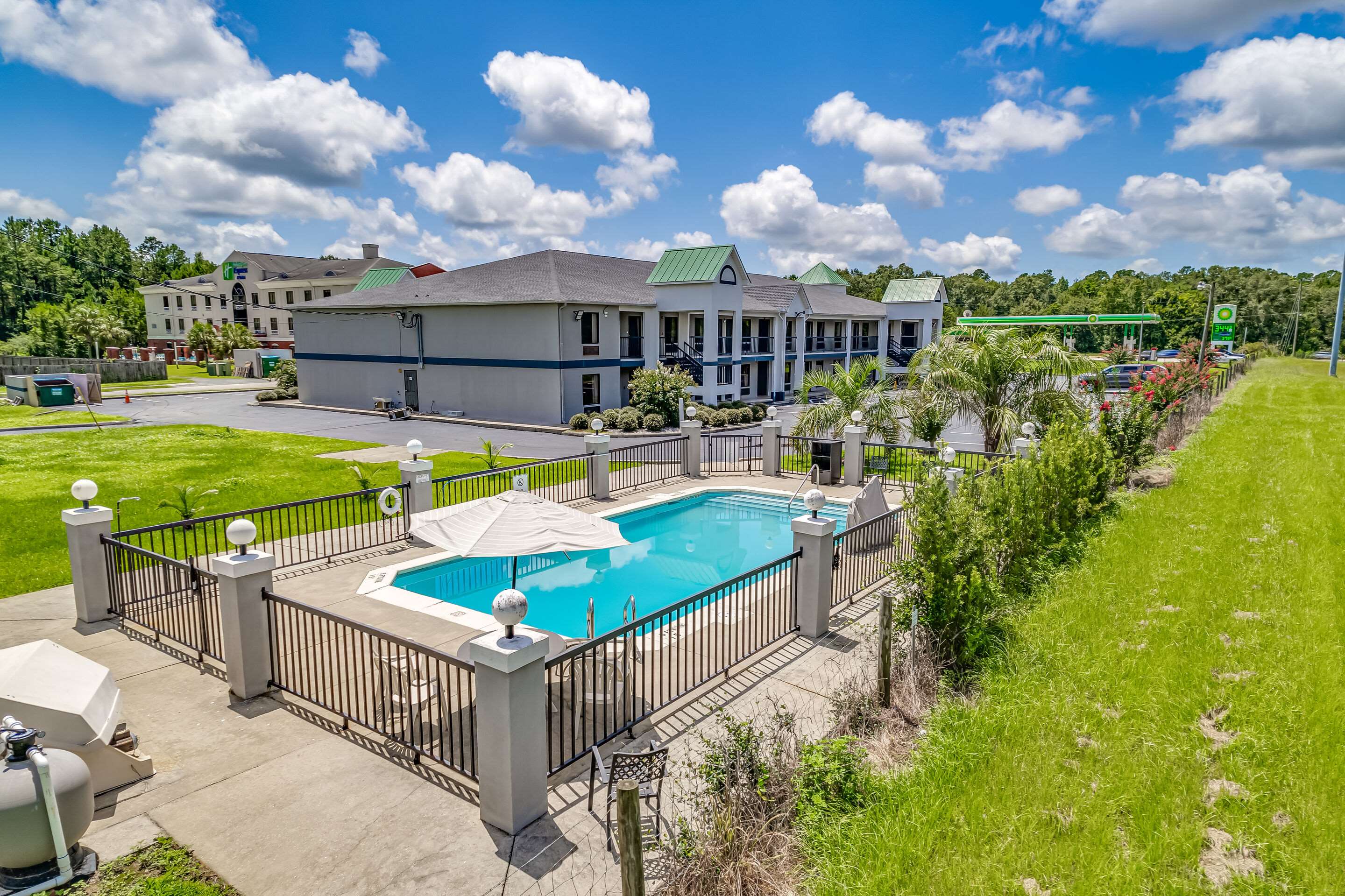 Outdoor pool | Quality Inn Quincy - Tallahassee West