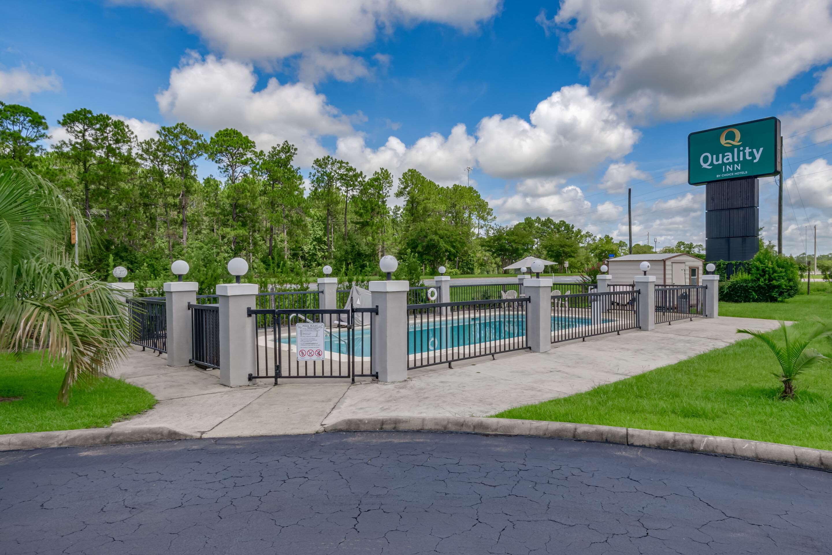 Outdoor pool | Quality Inn Quincy - Tallahassee West