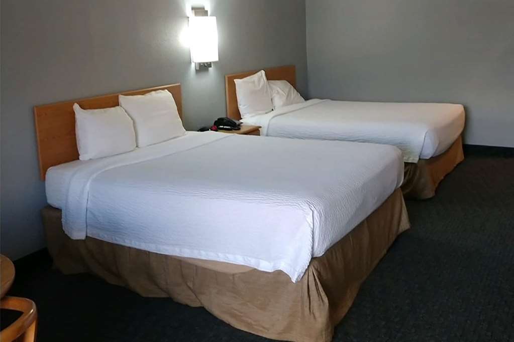 DAYS INN BY WYNDHAM WAYNESVILLE NC-guestroom-Guest Room,On-Site.jpg