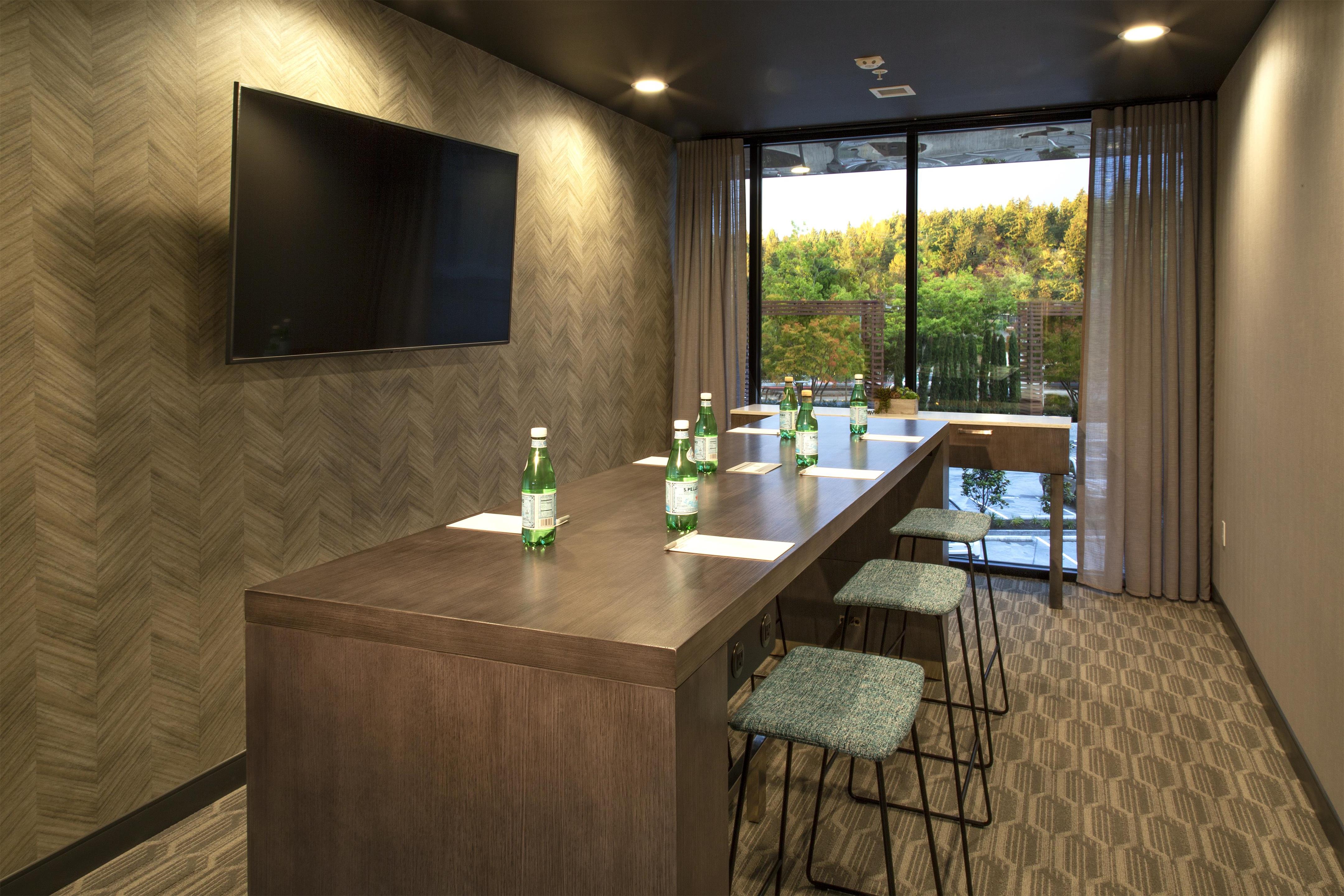 Meeting Room | Hilton Garden Inn Redmond Seattle