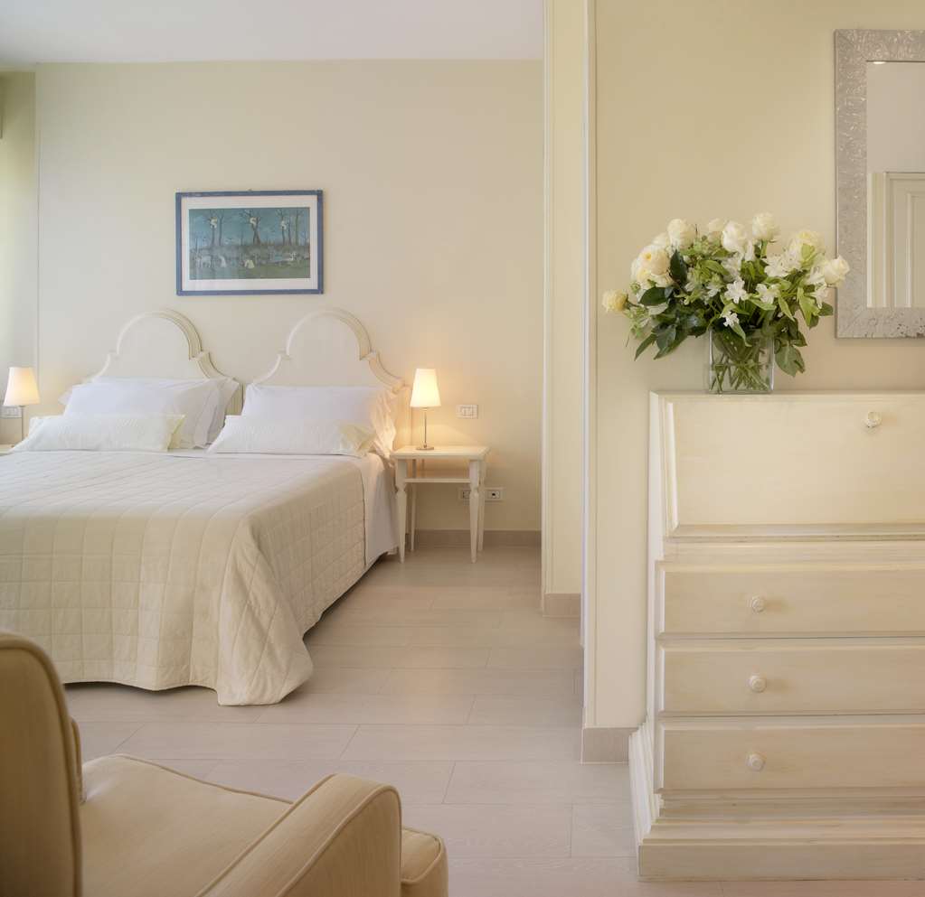 SINA ASTOR-guestroom-Guest Room,Bathroom,Amenities,Shower,Tub,Bed,Bedding,King bed,Guest Room Amenity,Minibar,Safe,TV and multimedia,Children,On-Site,Furnishings,Telephone,Standard Room.jpg