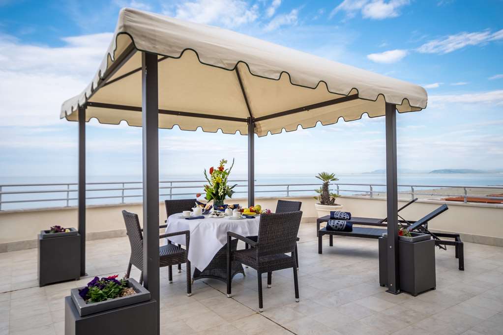SINA ASTOR-guestroom-Guest Room,Suite,On-Site.jpg