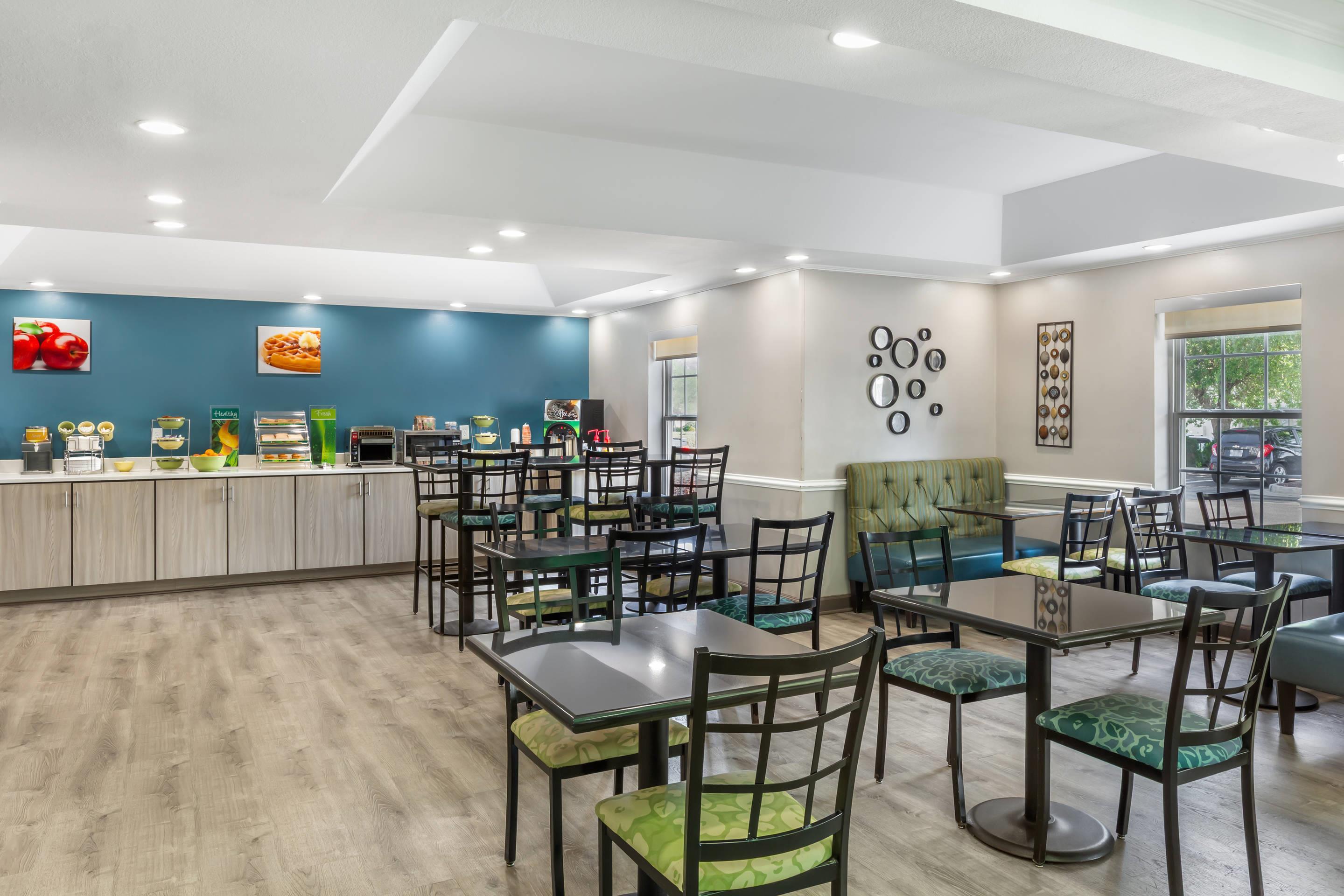 Breakfast area | Quality Inn Wilmington