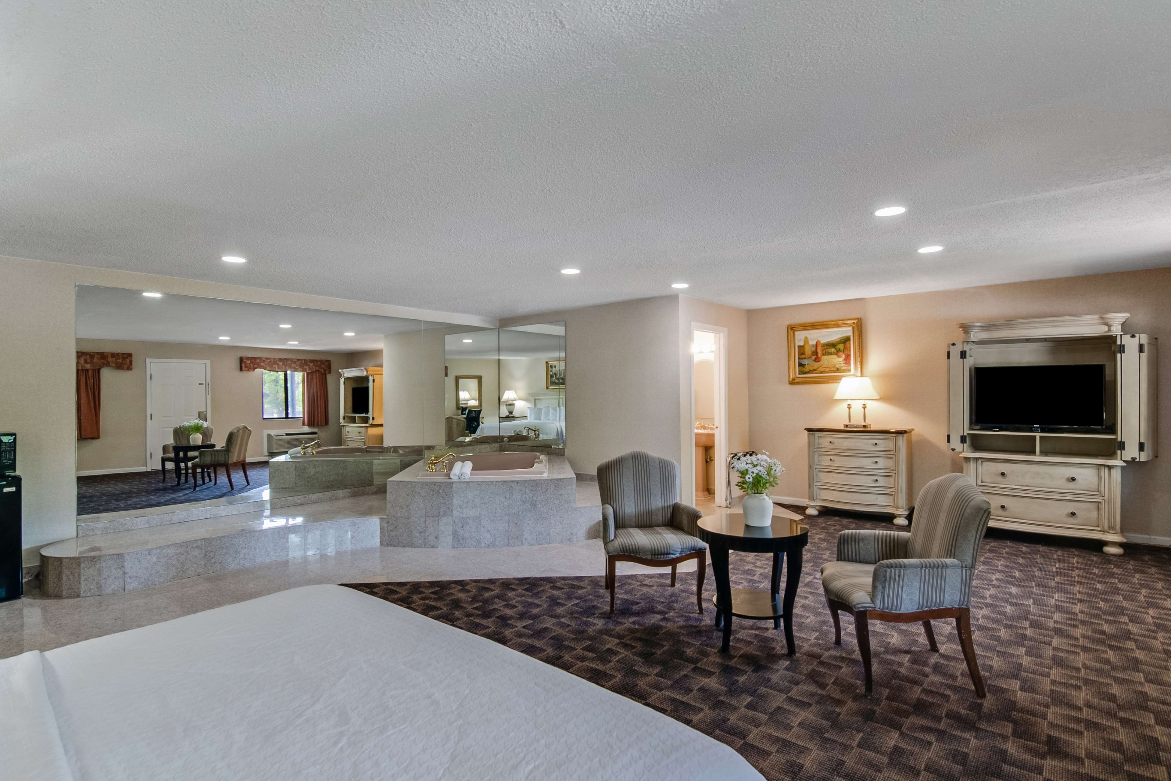 Executive King Bed Suite with Jetted Tub image