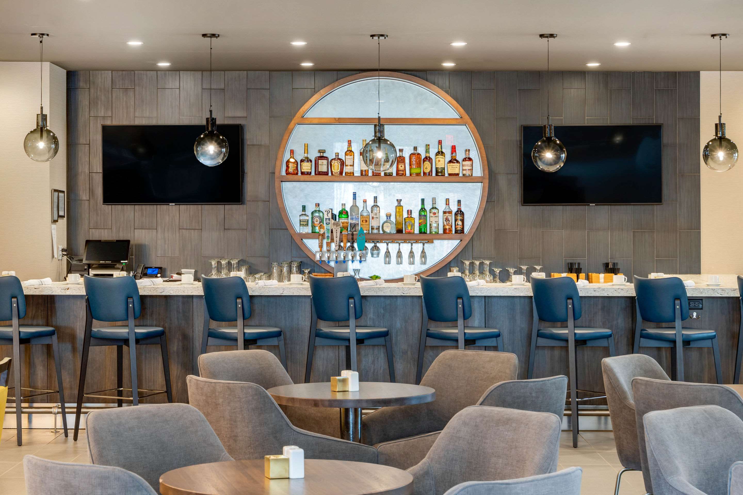Hotel bar | DoubleTree by Hilton Summerville Nexton