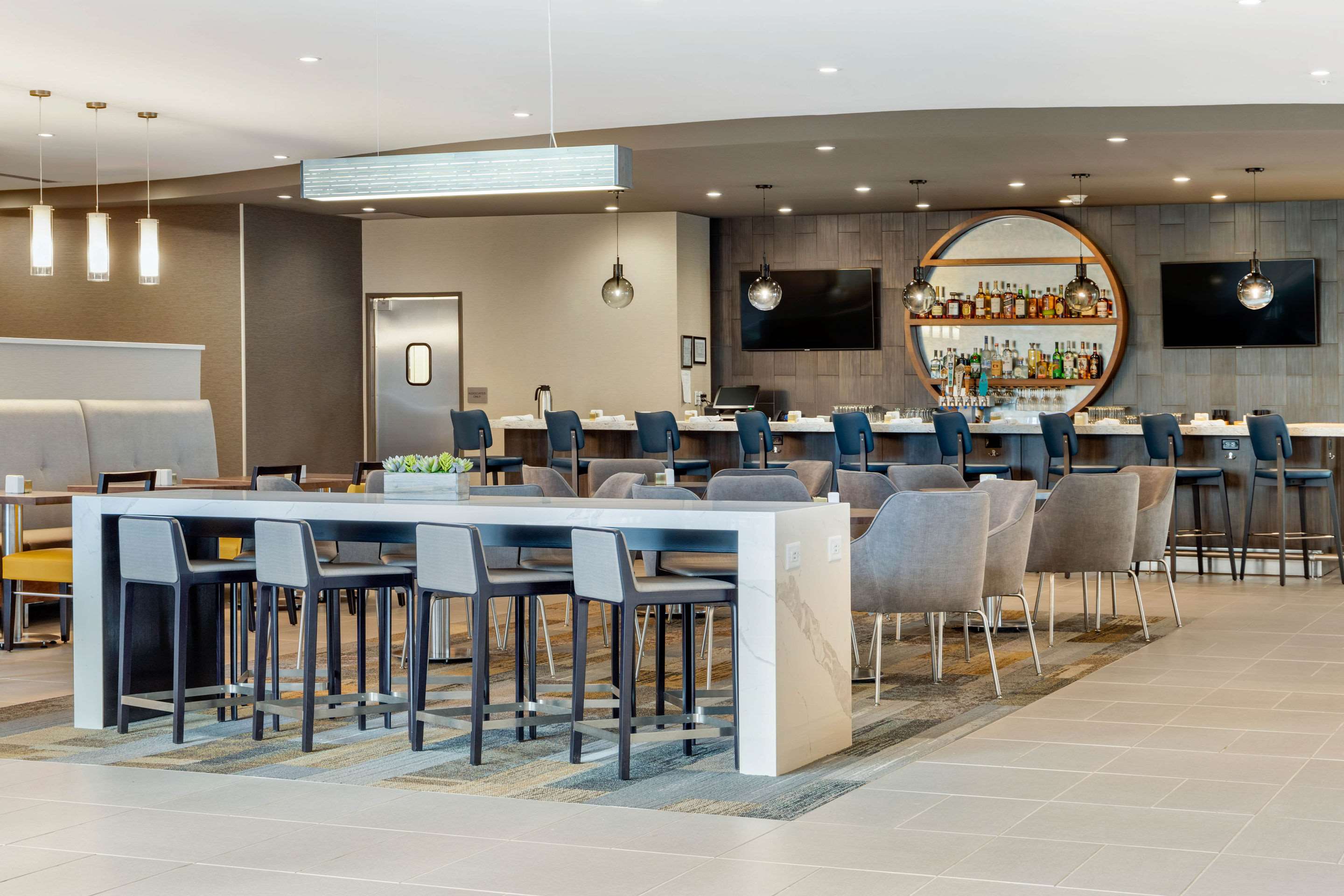 On-site restaurant | DoubleTree by Hilton Summerville Nexton