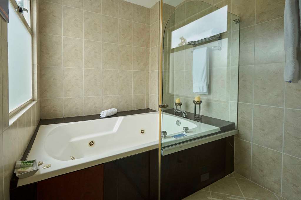 Sonesta Hotel Loja-guestroom-Guest Room,Bathroom,Suite,On-Site.jpg