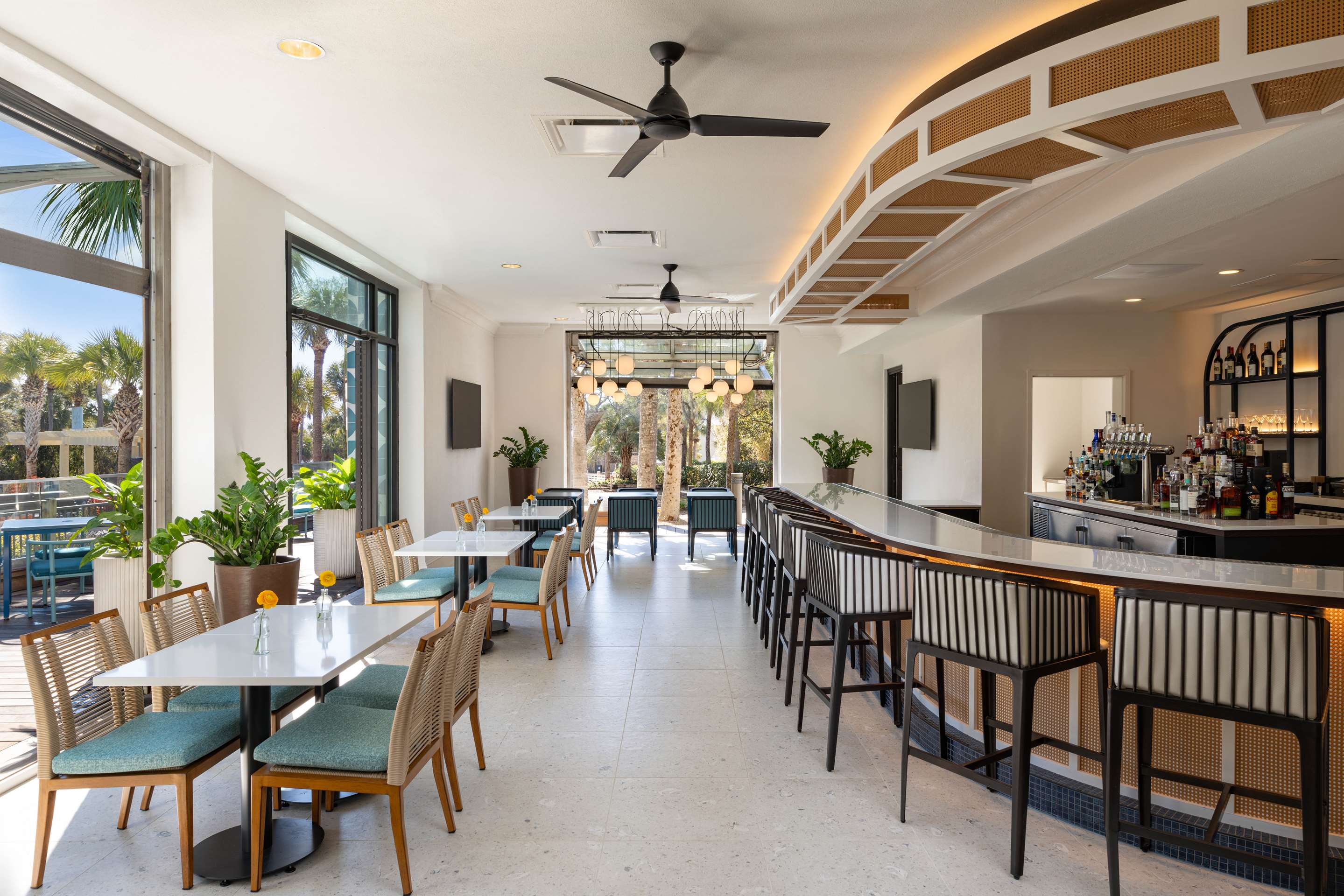 SHR HiltonHeadIsland Dining Seacrest Bar | Sonesta Resort Hilton Head Island