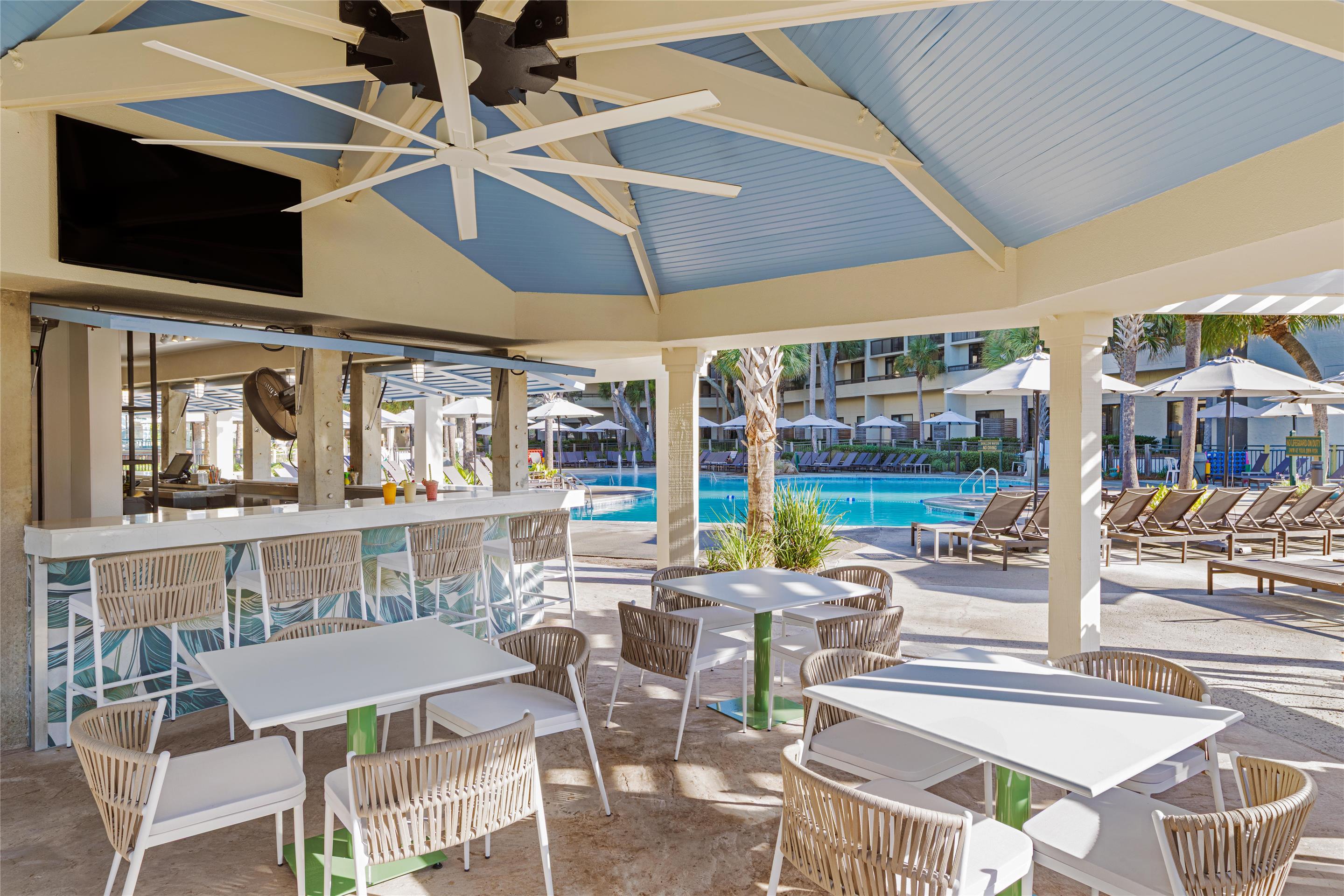 SHR HiltonHeadIsland Dining SweetCanesPoolBar Patio | Sonesta Resort Hilton Head Island