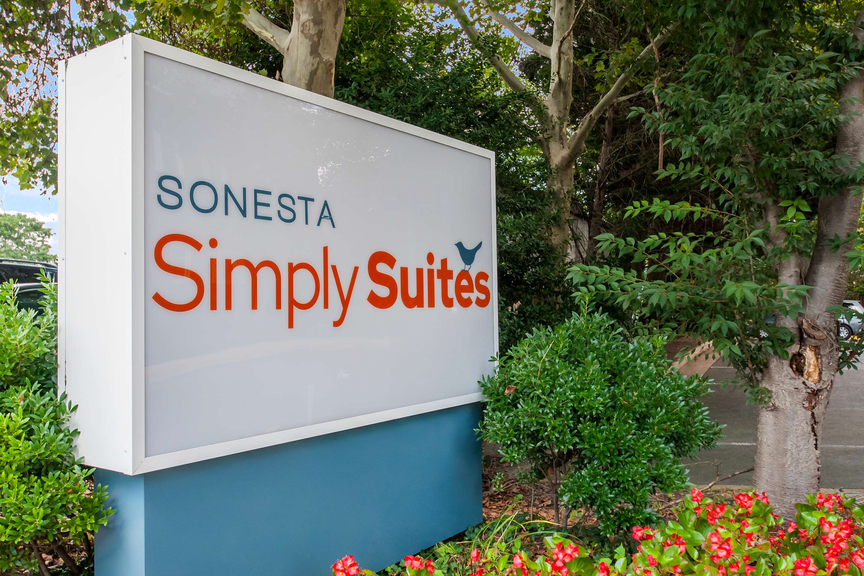 SIM Memphis Exterior StreetSignage Day | Sonesta Simply Suites Memphis East Poplar Pike 