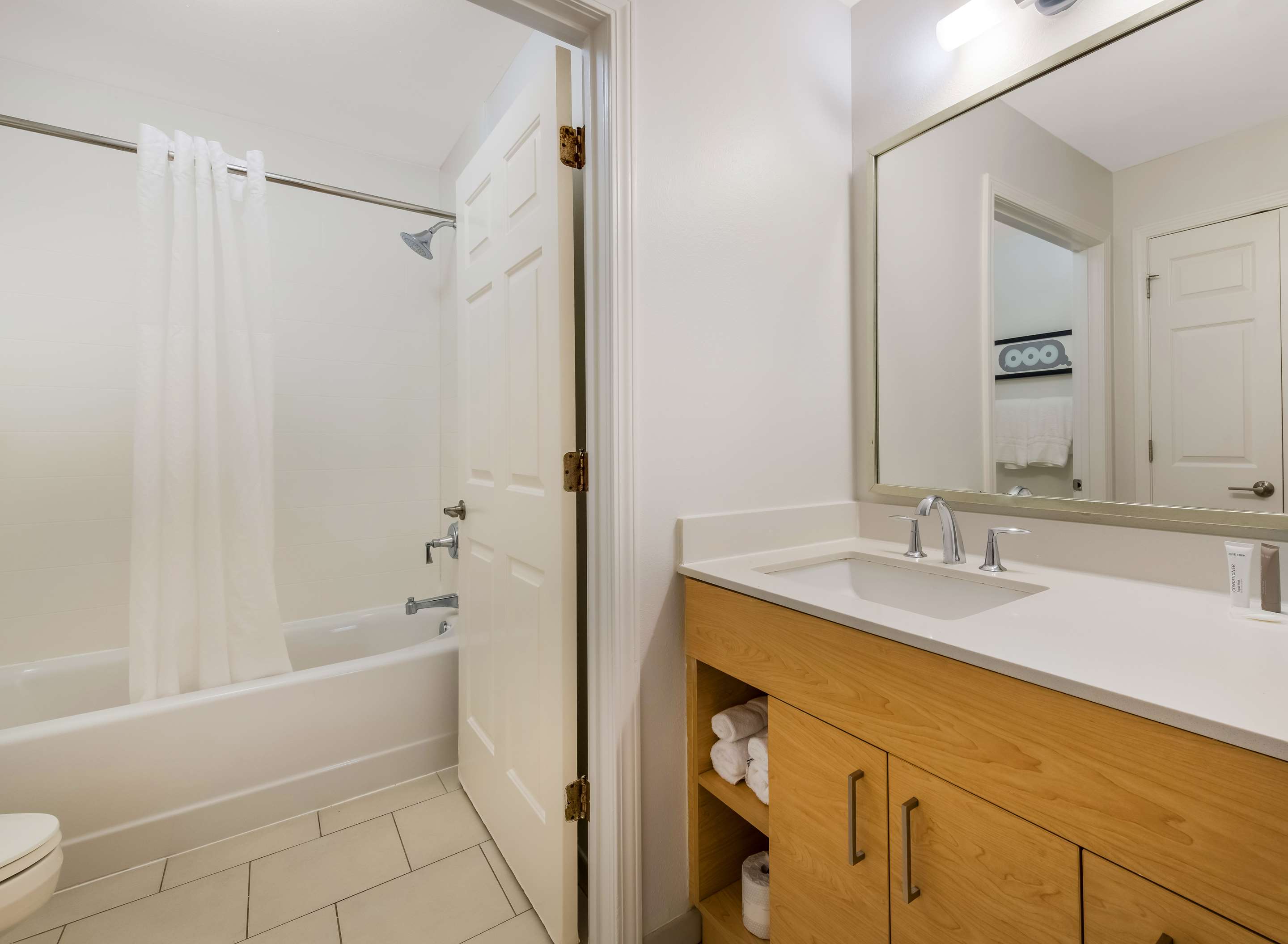 Guest Room - One Bedroom Suite 2 Queens Bathroom | Sonesta ES Suites Charlotte Arrowood