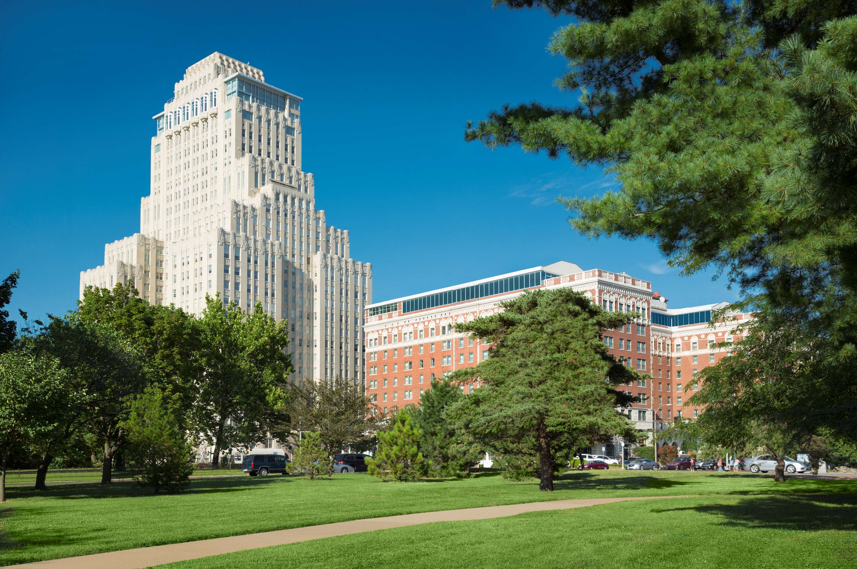 Exterior Hotel View | The Royal Sonesta Chase Park Plaza St. Louis