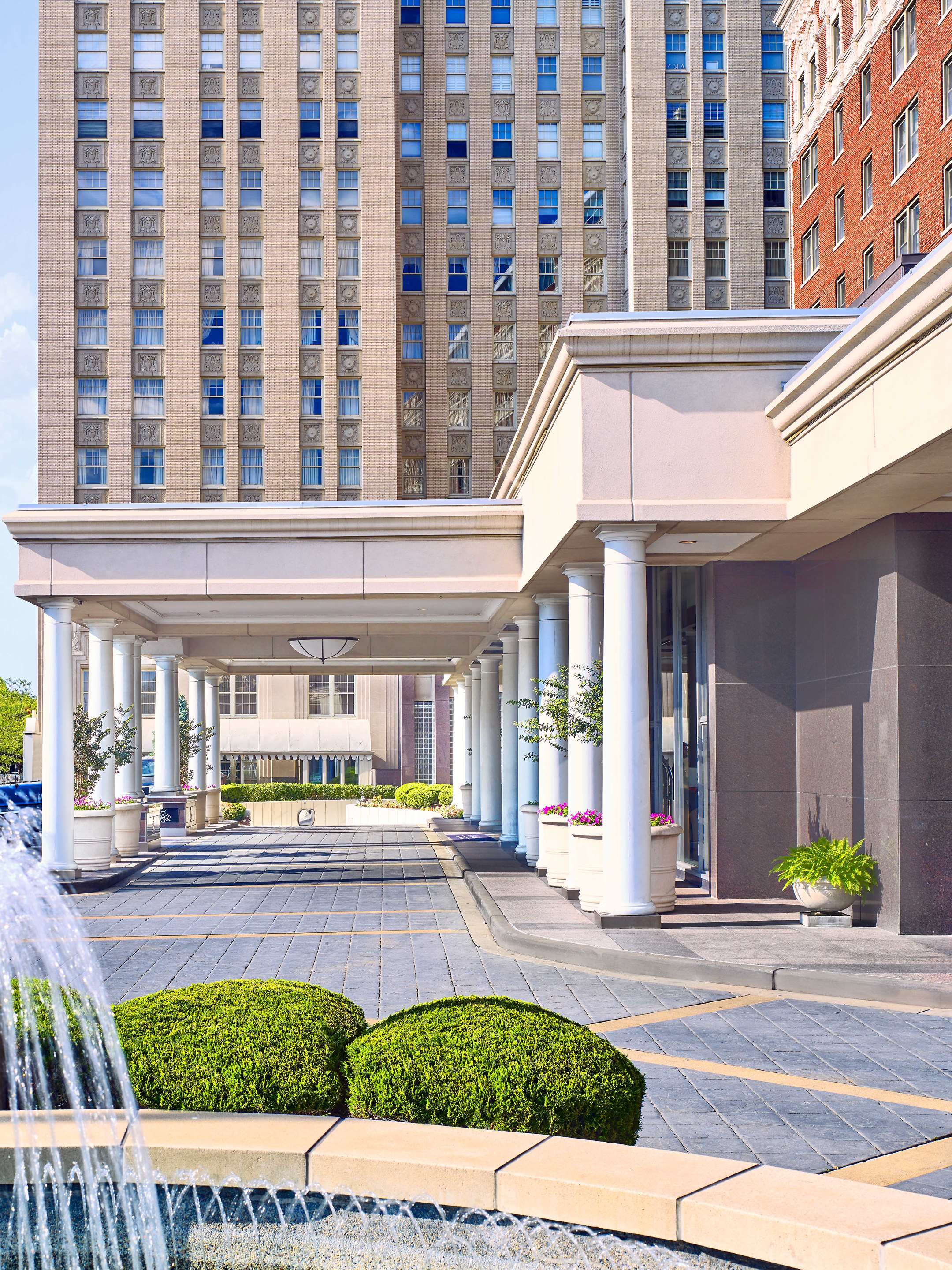 Exterior Front Drive | The Royal Sonesta Chase Park Plaza St. Louis