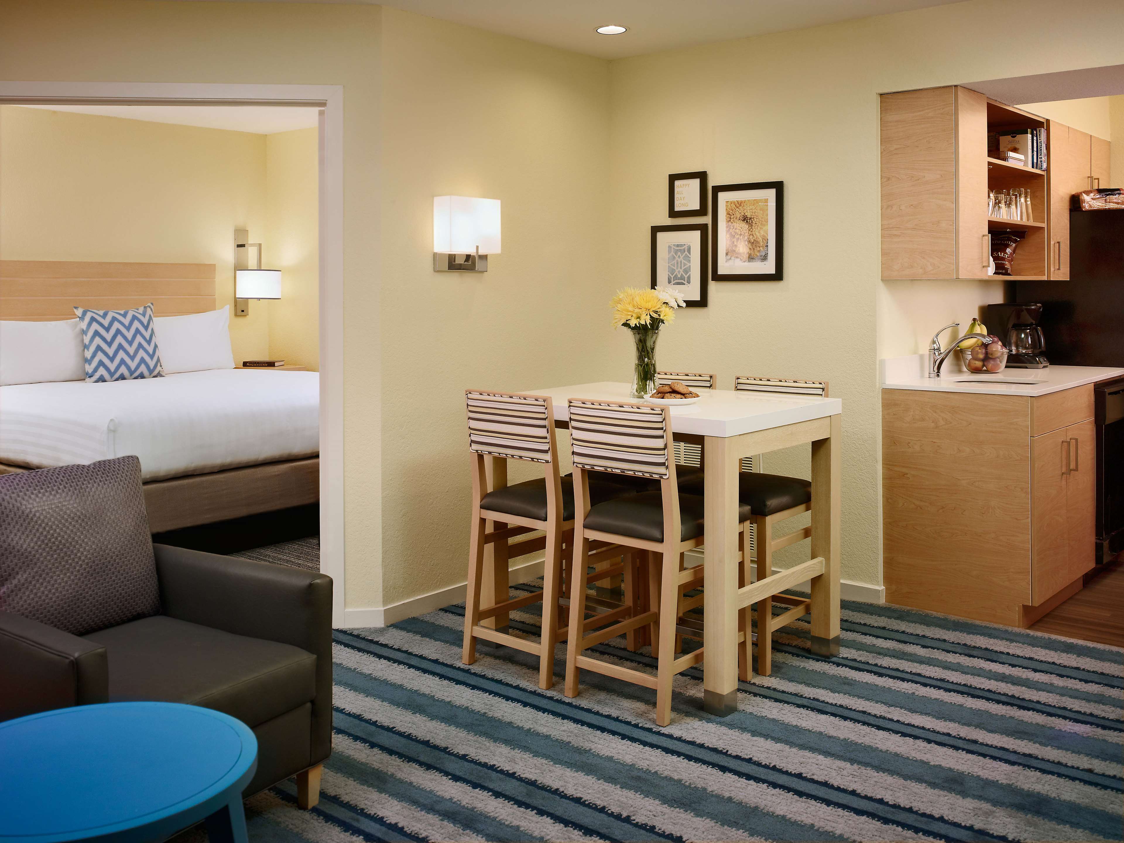 One Bedroom Suite - Queen - Mobility/Hearing Accessible - Roll-In Shower image