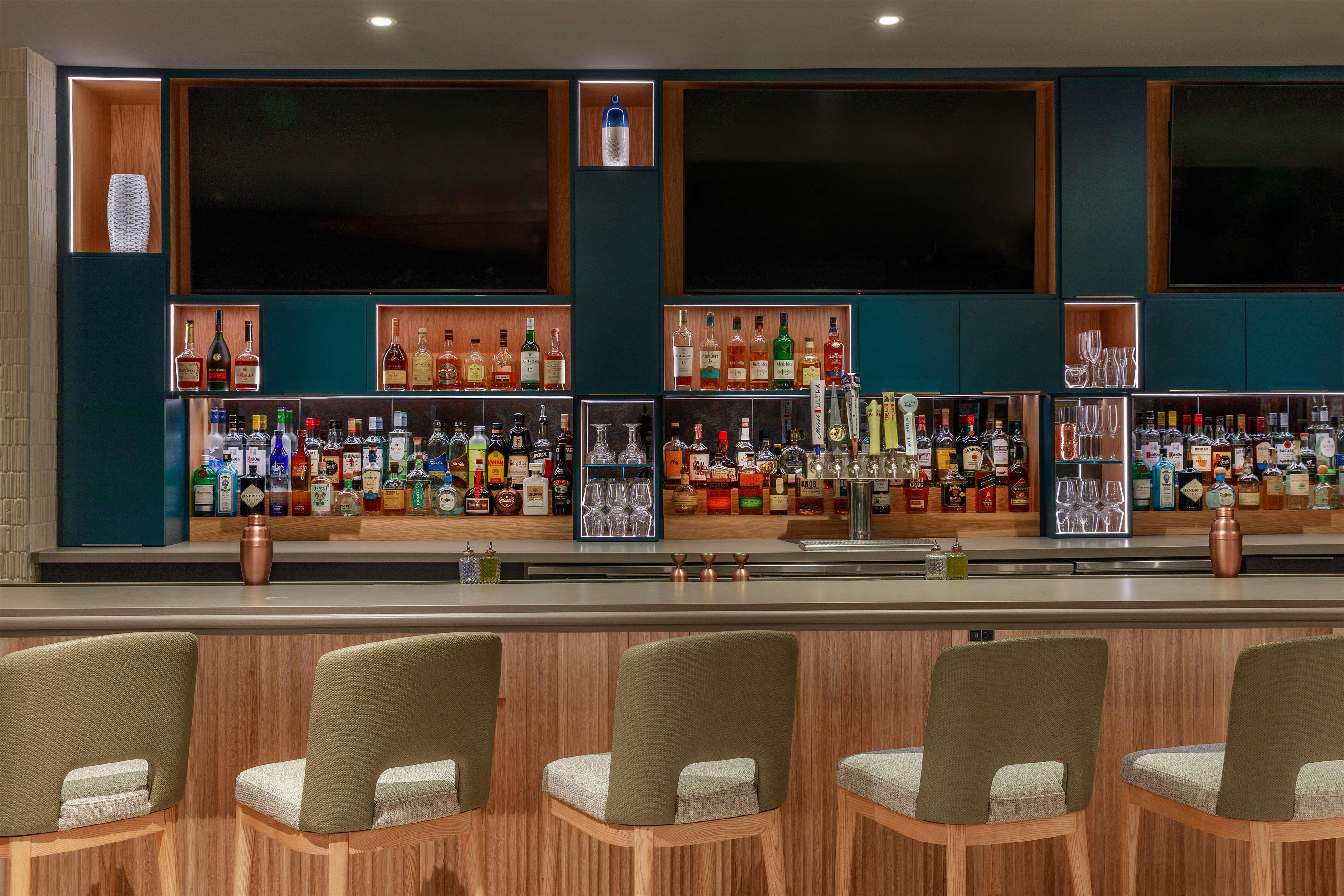 TRS Boston Dining Scull And Keel Restaurant Bar Detail | Royal Sonesta Boston