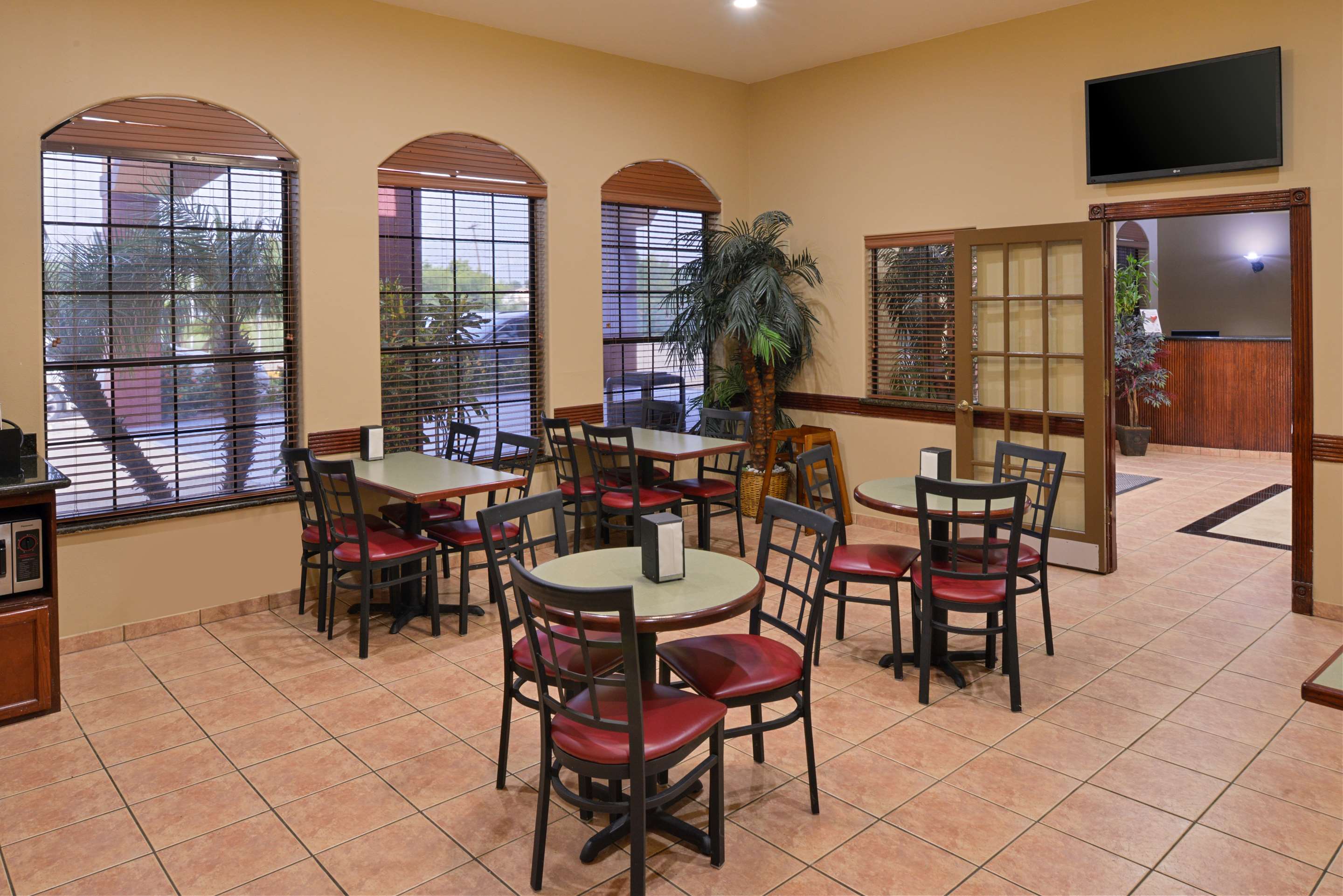DiningArea | Americas Best Value Inn & Suites San Benito
