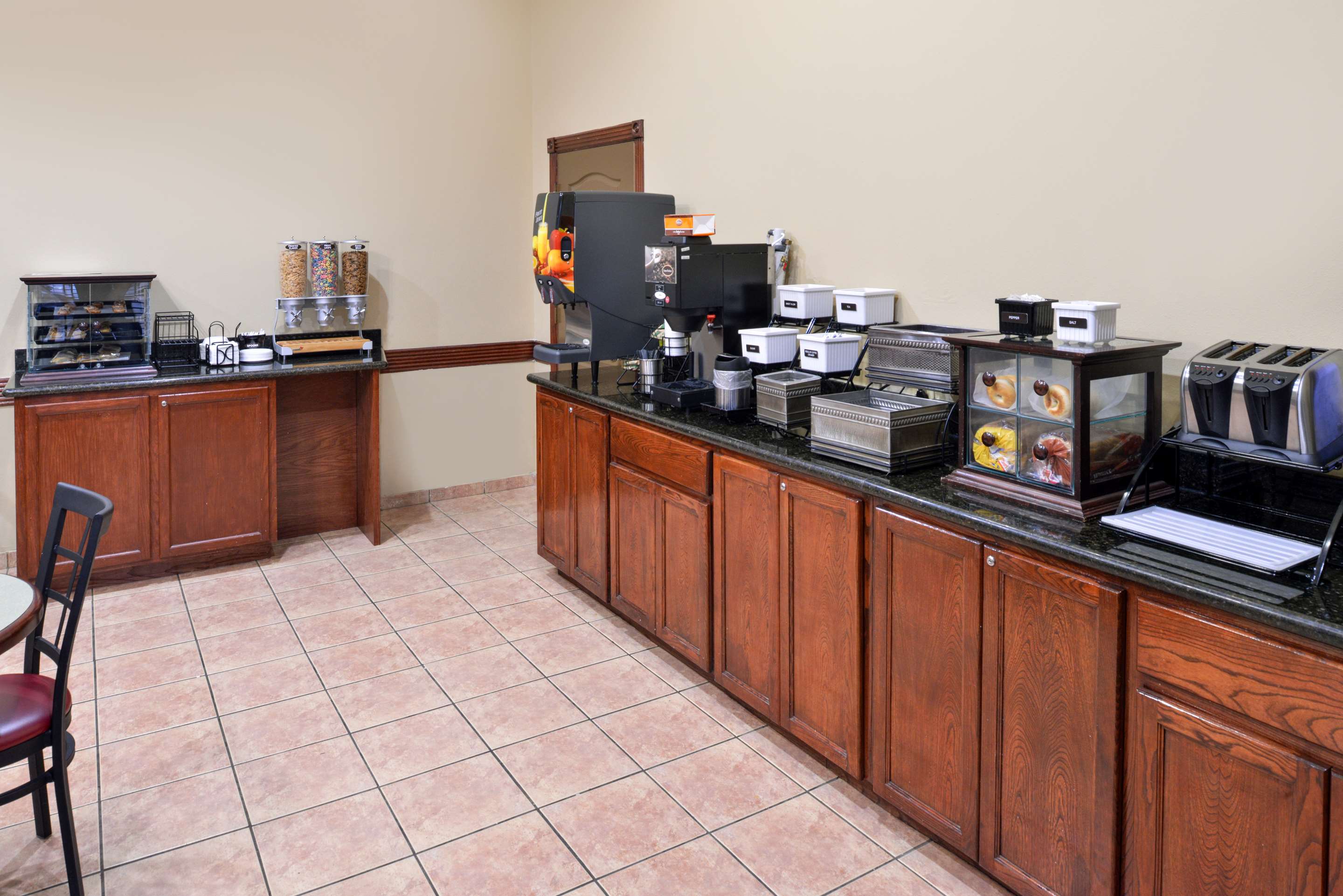 BreakfastArea | Americas Best Value Inn & Suites San Benito