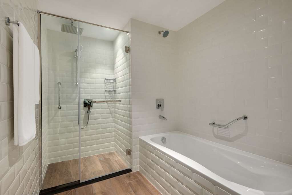 WYNDHAM GDN MUSCAT AL KHUWAIR-guestroom-Guest Room,Bathroom,On-Site.jpg
