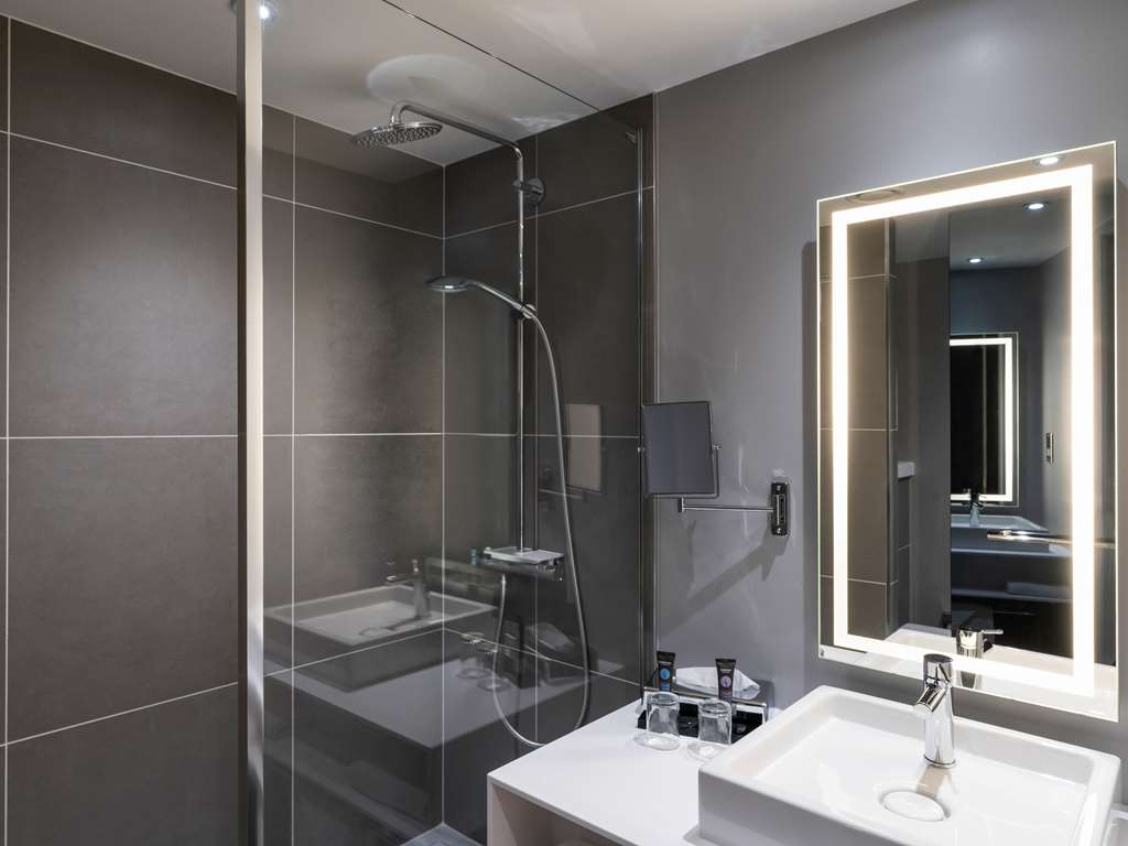 Novotel Leicester Room Type - Standard Room with 1 Double Bed and 1 Single Sofa Bed