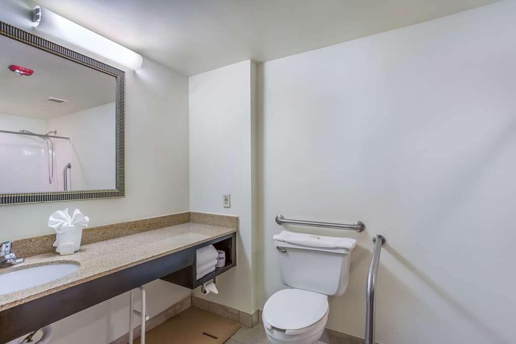 BURRSTONE INN AN ASCEND COLLECTION-guestroom-Guest Room,Bathroom,On-Site.jpg