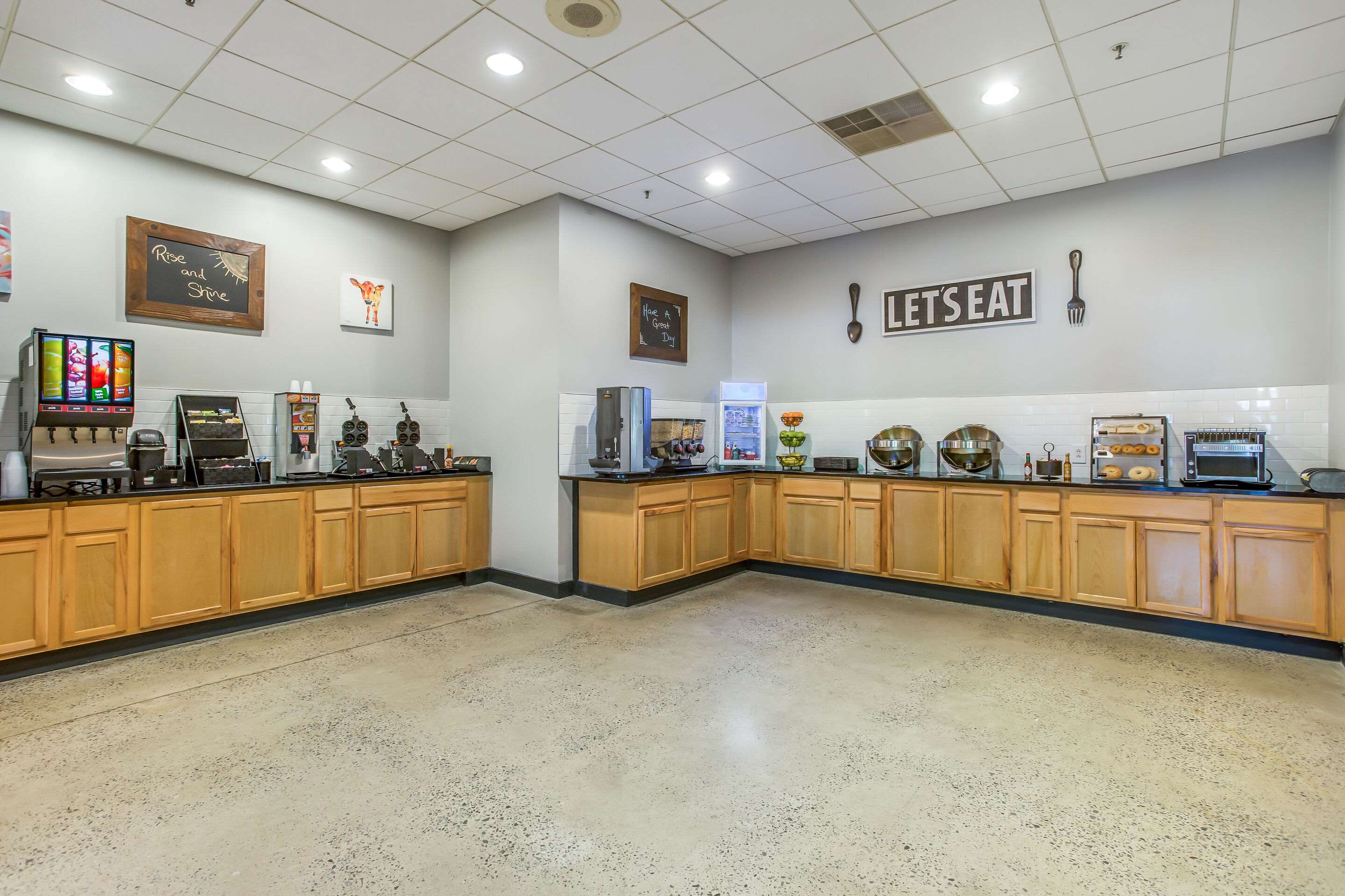 Breakfast area | Burrstone Inn, Ascend Hotel Collection