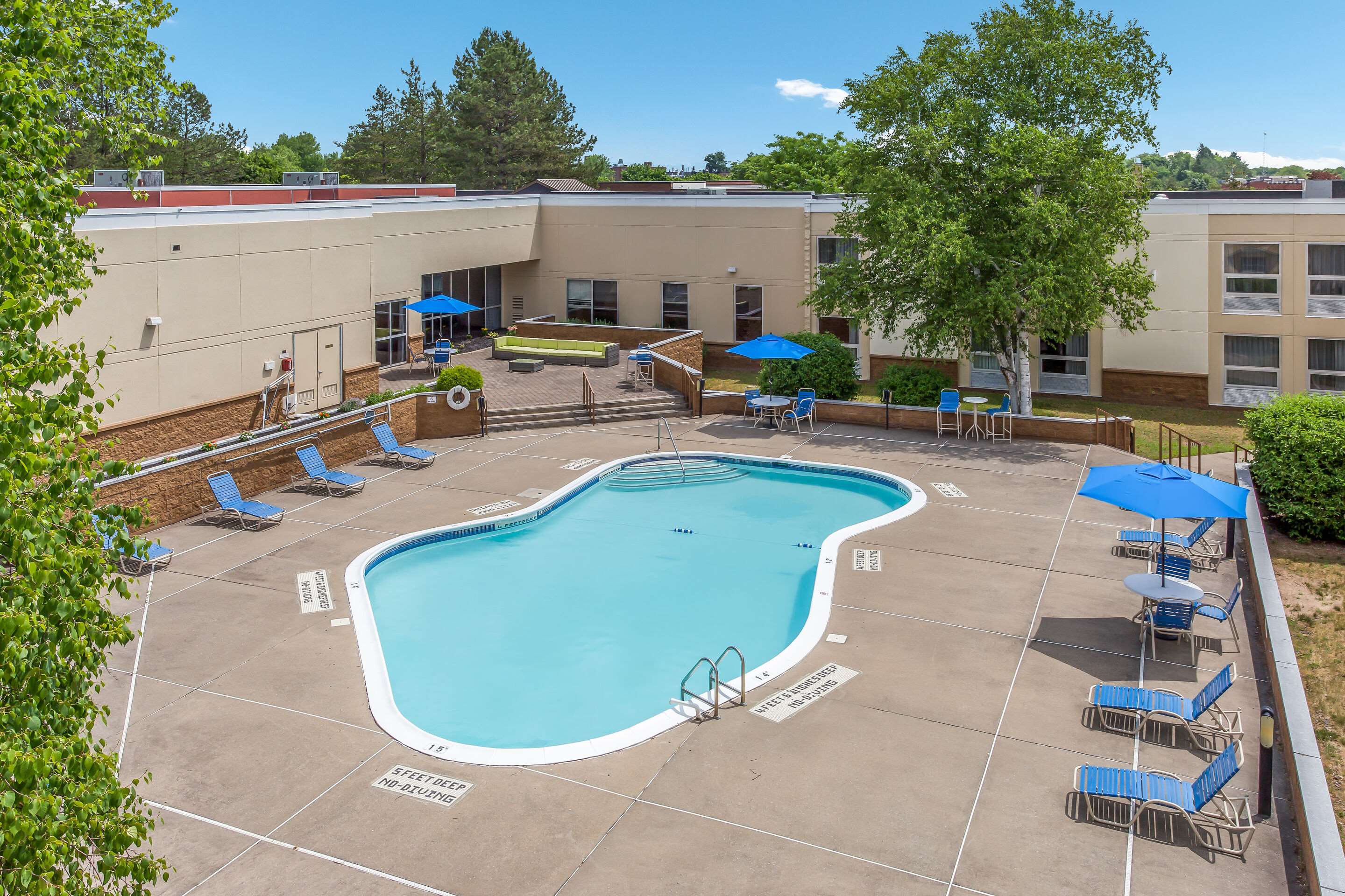 Outdoor pool | Burrstone Inn, Ascend Hotel Collection