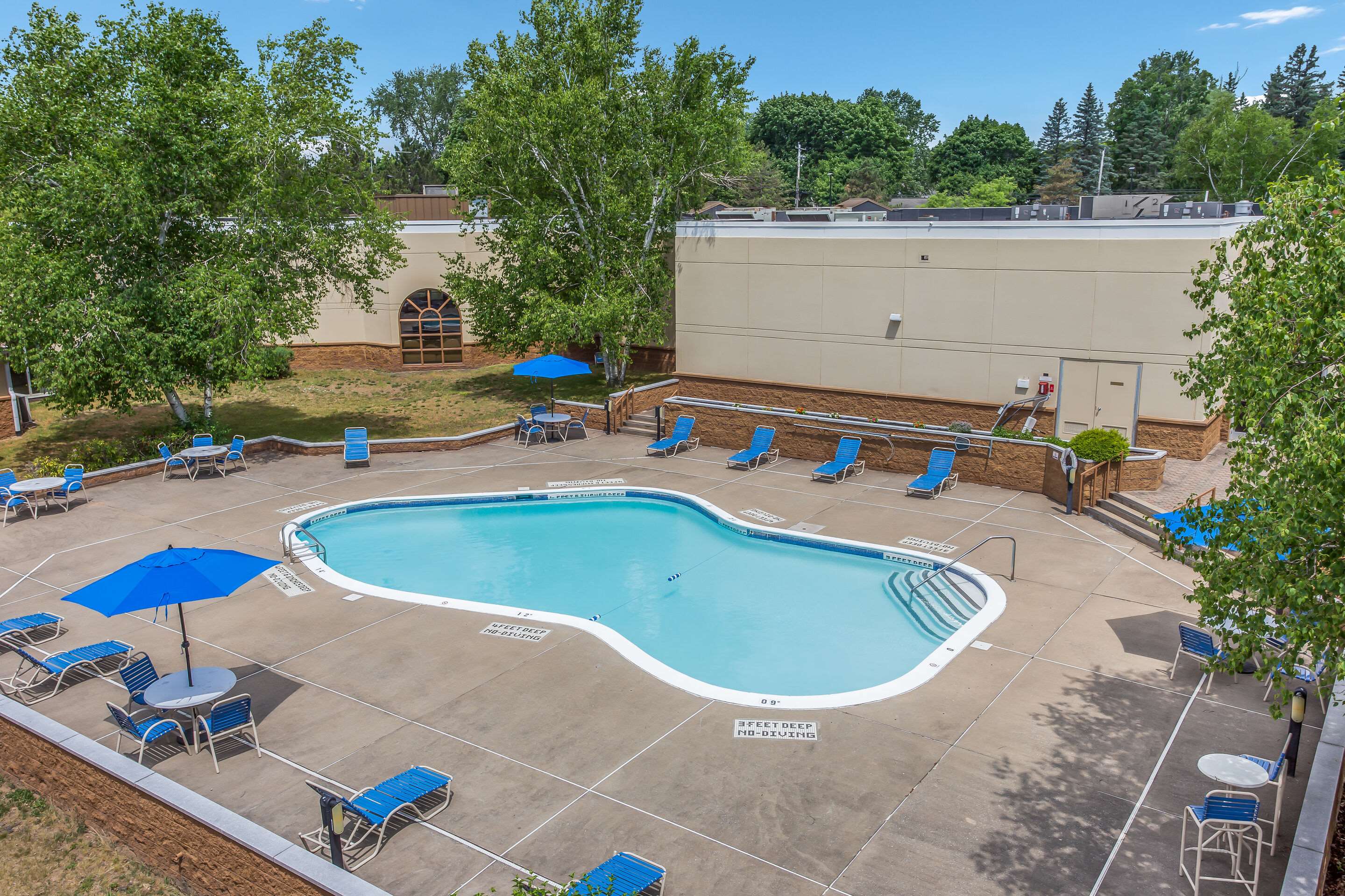 Outdoor pool | Burrstone Inn, Ascend Hotel Collection