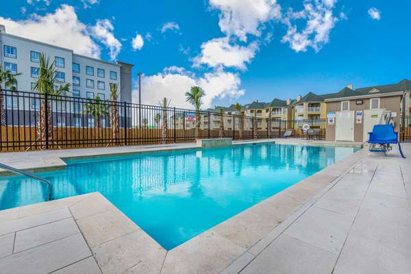 Pool - La Quinta Inn & Suites Galveston