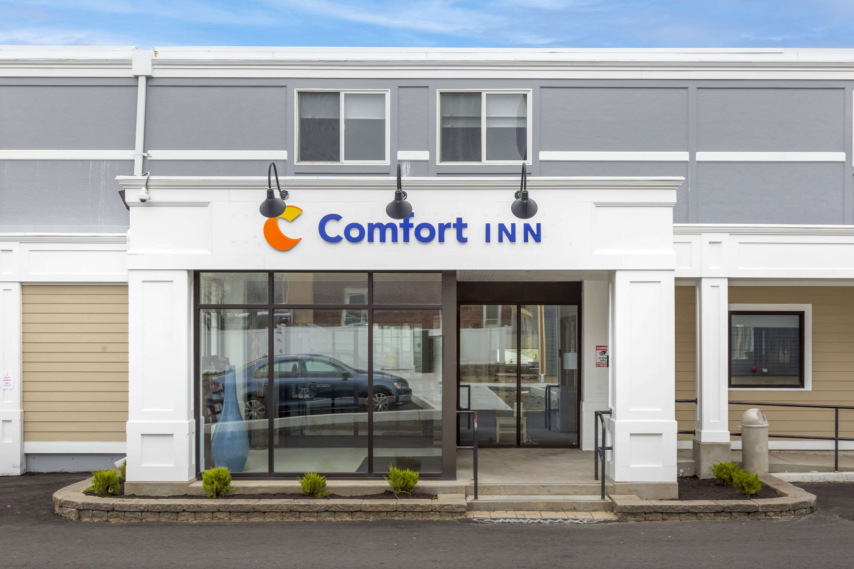 Hotel entrance | Comfort Inn Hyannis - Cape Cod
