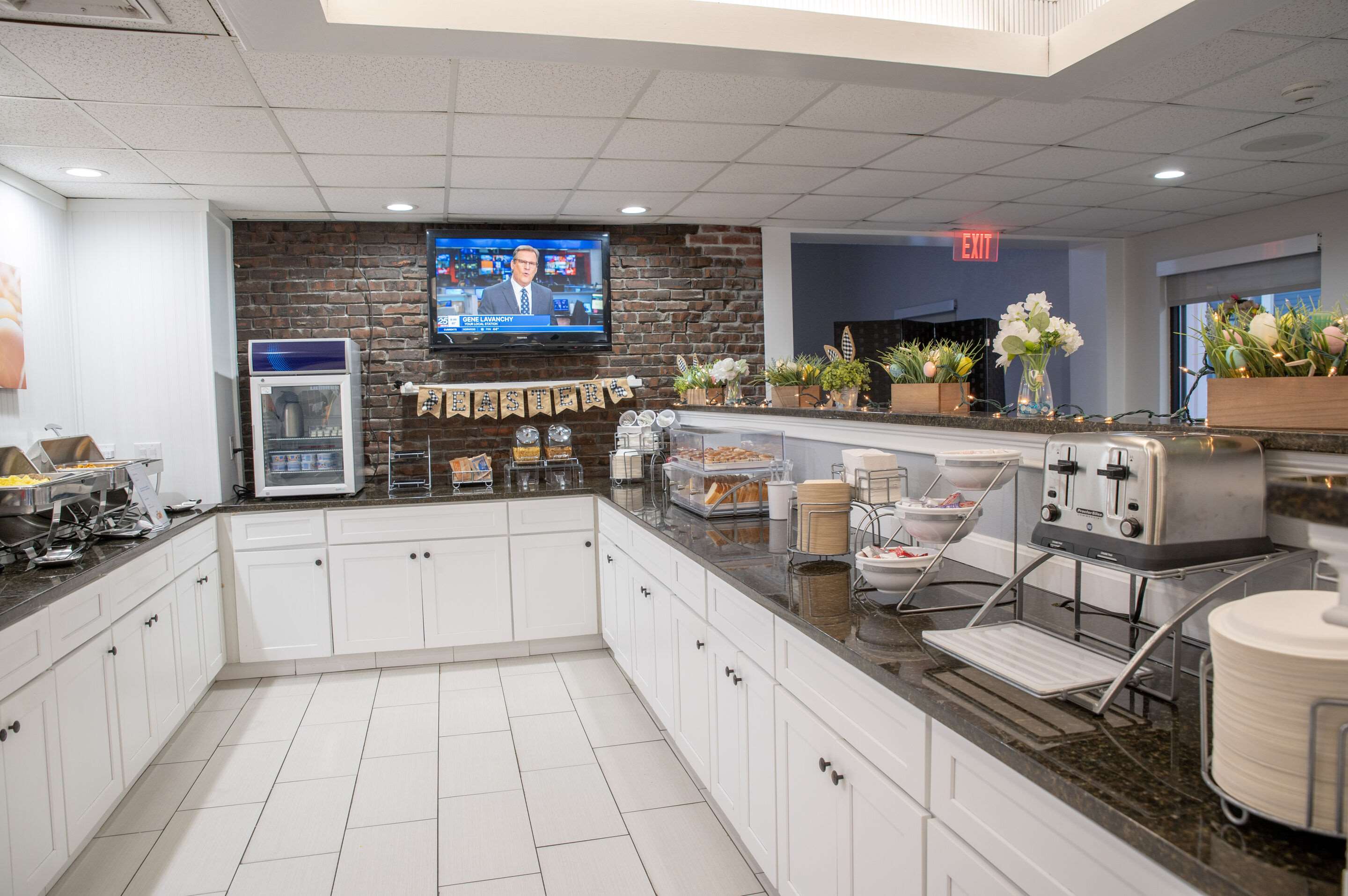 Breakfast area | Comfort Inn Hyannis - Cape Cod