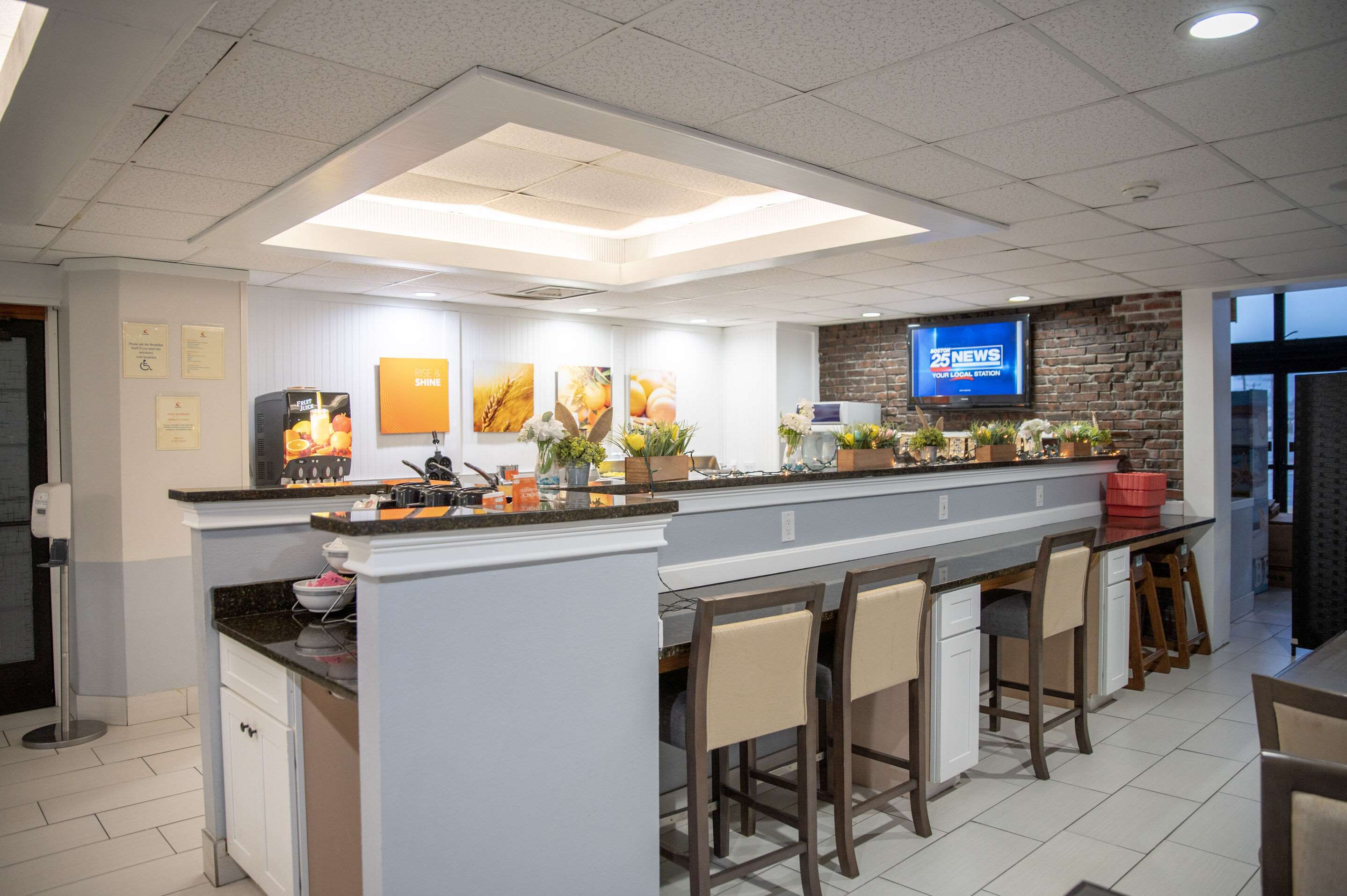 Breakfast area | Comfort Inn Hyannis - Cape Cod