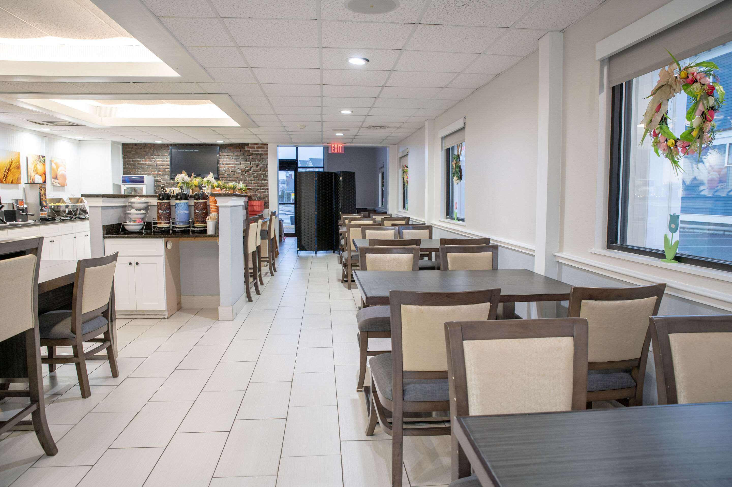 Breakfast area | Comfort Inn Hyannis - Cape Cod