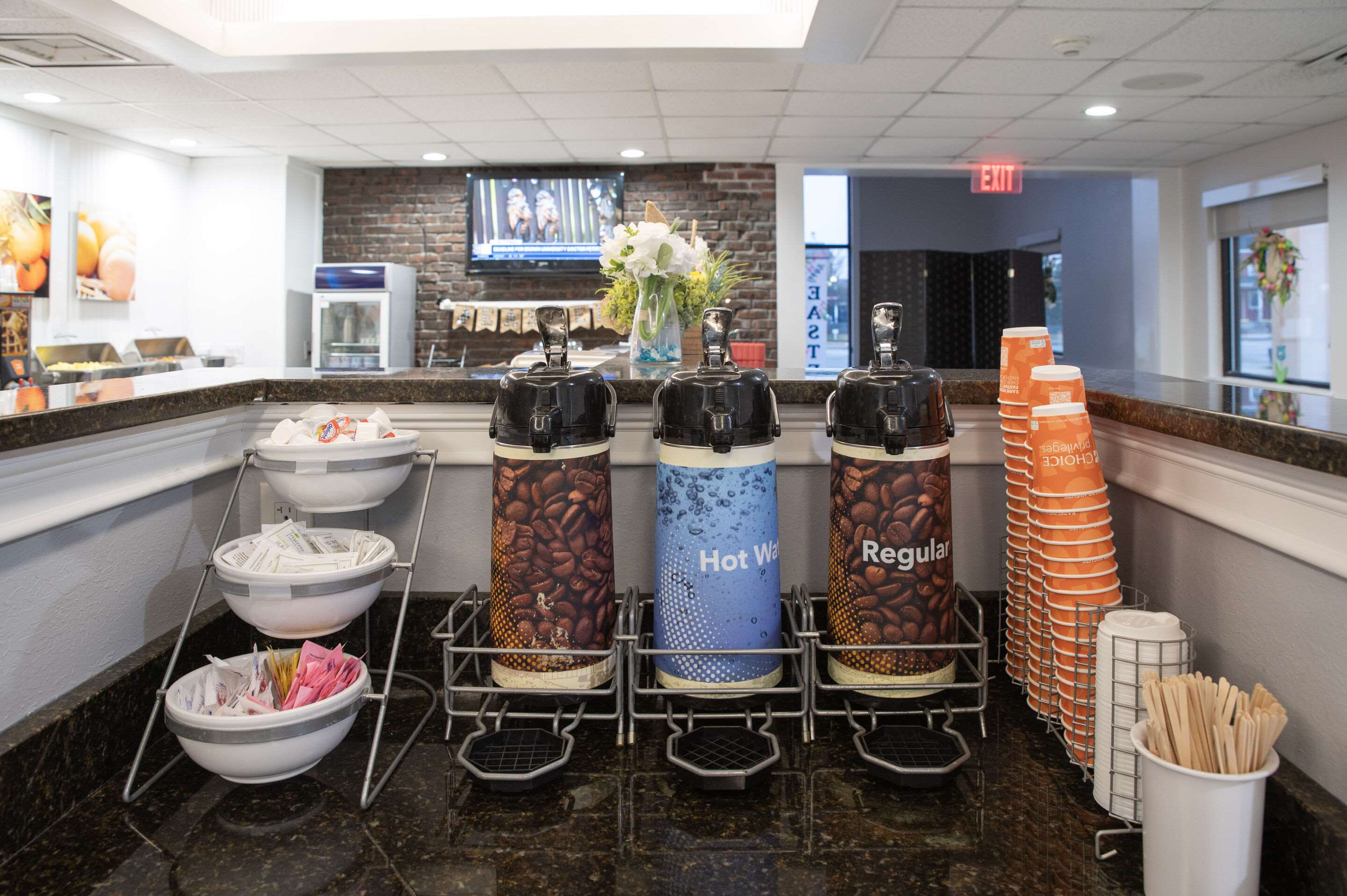 Breakfast area | Comfort Inn Hyannis - Cape Cod