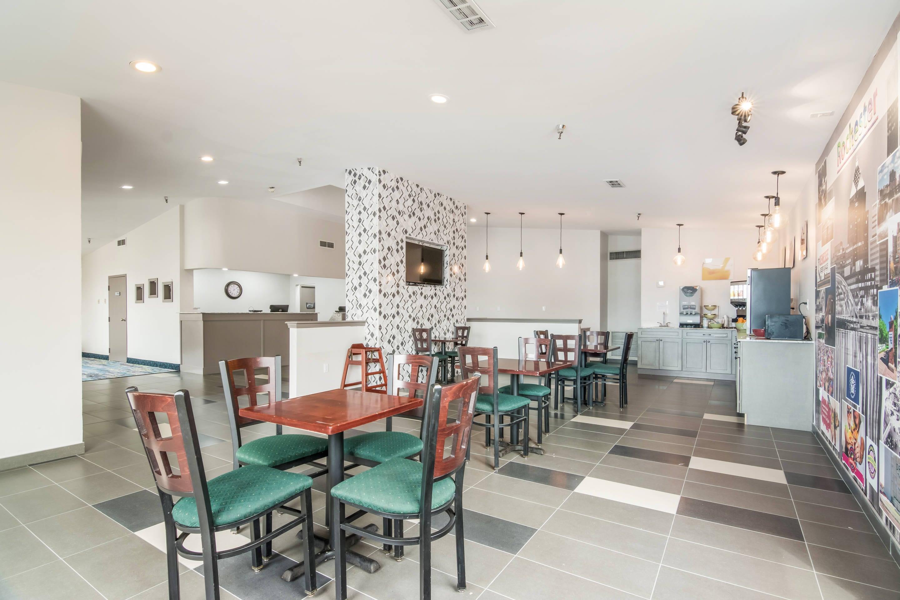 Breakfast area | Quality Inn