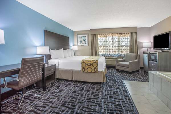 Suite - Baymont Inn & Suites Joliet - I-80, Exit 130