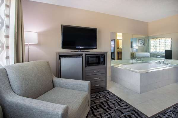 Suite - Baymont Inn & Suites Joliet - I-80, Exit 130