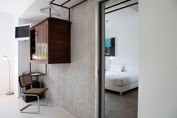1 King 2 Single Beds, Non-Smoking, Family Room, Connecting Rooms, 2 Bathrooms, Shower, Convertible Into Two Twin Beds