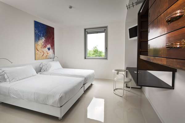 1 King Bed, Non-Smoking, Standard Room, Shower
