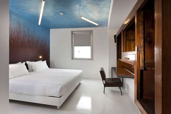 1 King Bed, Non-Smoking, Standard Room, Shower
